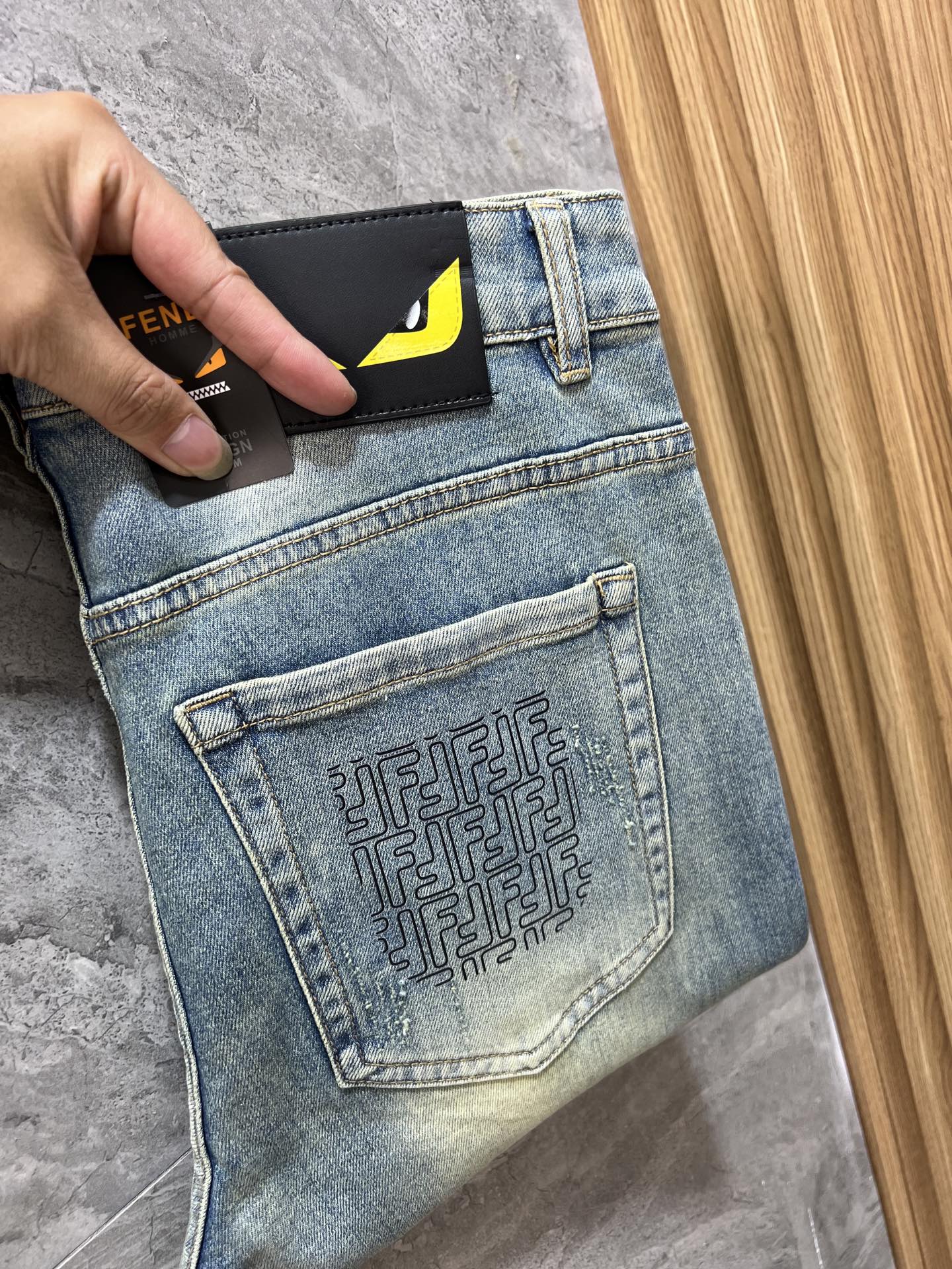 NO:416027,Fendi/Fendi 2025 Spring and Summer New Products, Complete Three Standards, Jeans, Don’t need to introduce too much good products, look at the details, the counter number is 29-38 / 140 upper body 32,,fendi,fendi,jeans,alexander wang19860909Fendi/芬迪 2025春夏新品 三标齐全 牛仔裤 好货不用过多介绍 看细节 专柜码数29-38 /140上身32码,,fendi,fendi,jeans,alexander wang,Men's clothing