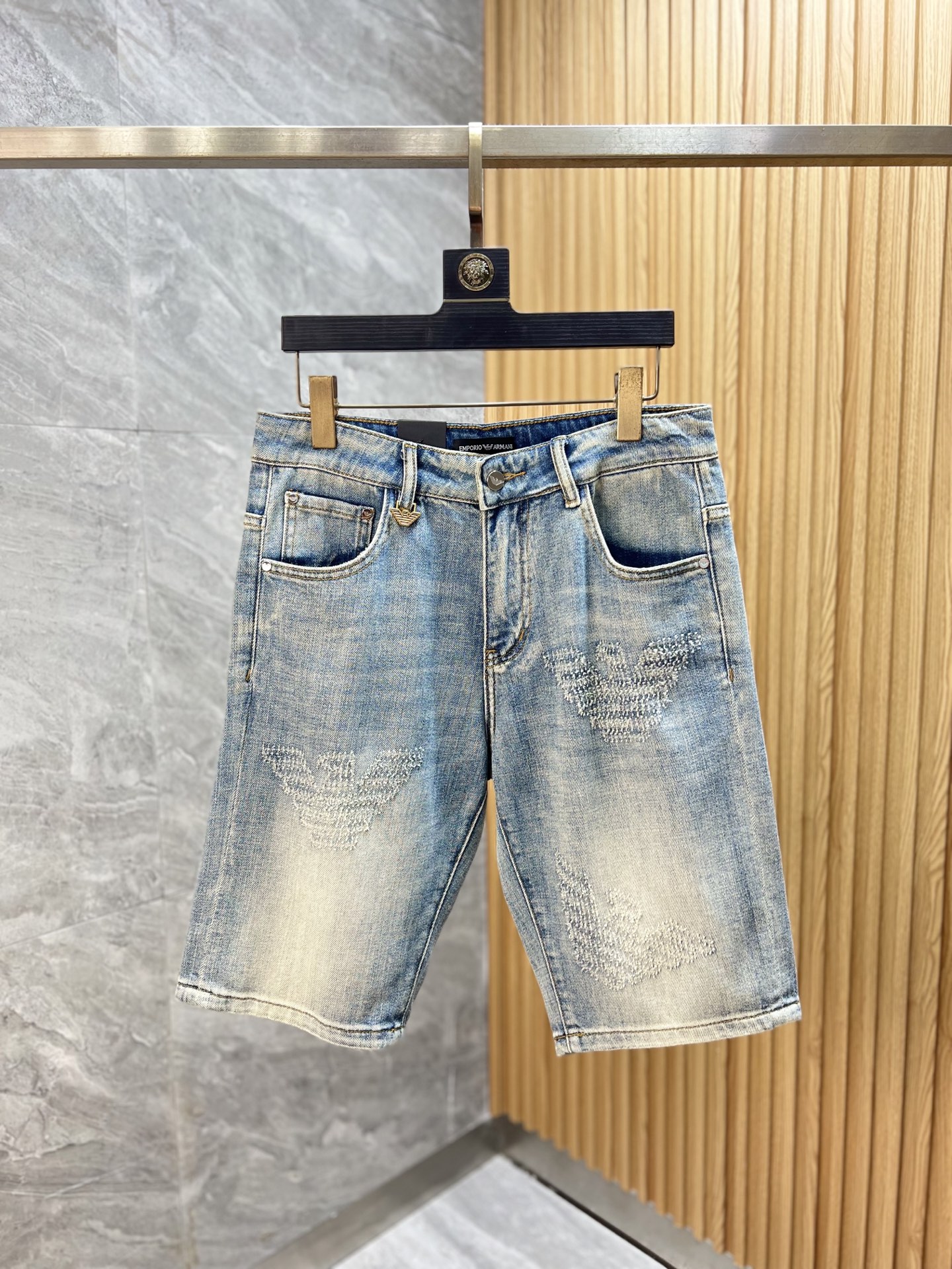 NO:416049,Armani/Armani 2025 spring and summer new products, complete three standards, jeans, good products, don't need to be introduced too much, look at the details, counter number 29-38 / 140 upper body 32,,armani,armani,jeans,alexander wang19860909Armani/阿玛尼 2025春夏新品 三标齐全 牛仔裤 好货不用过多介绍 看细节 专柜码数29-38 /140上身32码,,armani,armani,jeans,alexander wang,Men's clothing
