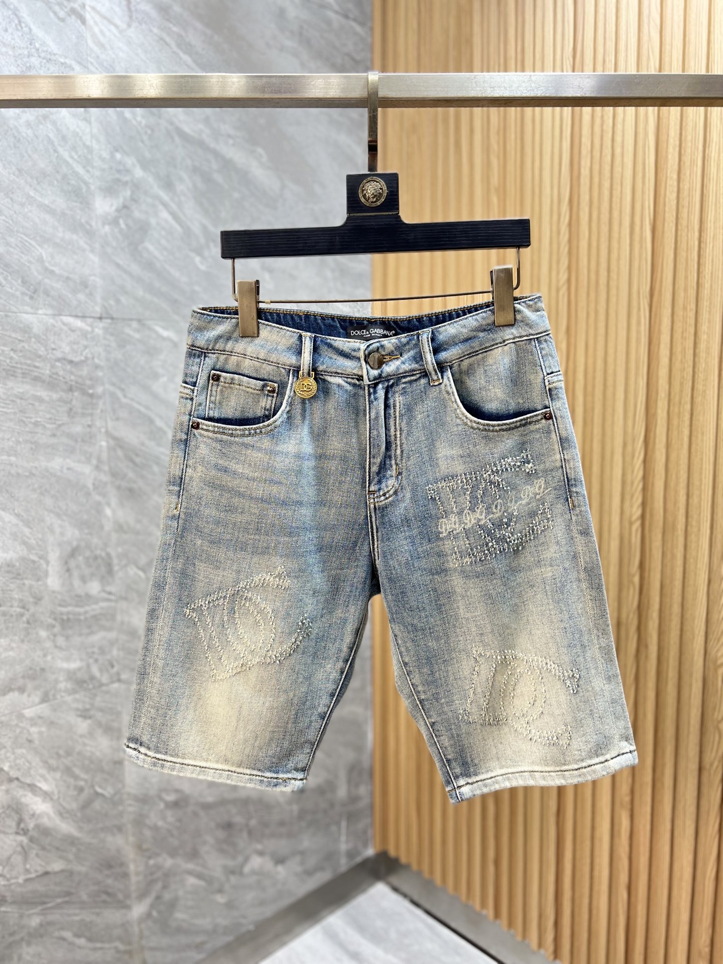 NO:416102,DG/Dougabana 2025 spring and summer new product, complete three standards, jeans, good products, don't need to be introduced too much, look at the details, counter number 29-38 / 140 upper body 32,, Dolce&Gabbana, jeans, alexander wang19860909DG/杜嘉班纳 2025春夏新品 三标齐全 牛仔裤 好货不用过多介绍 看细节 专柜码数29-38 /140上身32码,,Dolce&Gabbana,jeans,alexander wang,Men's clothing