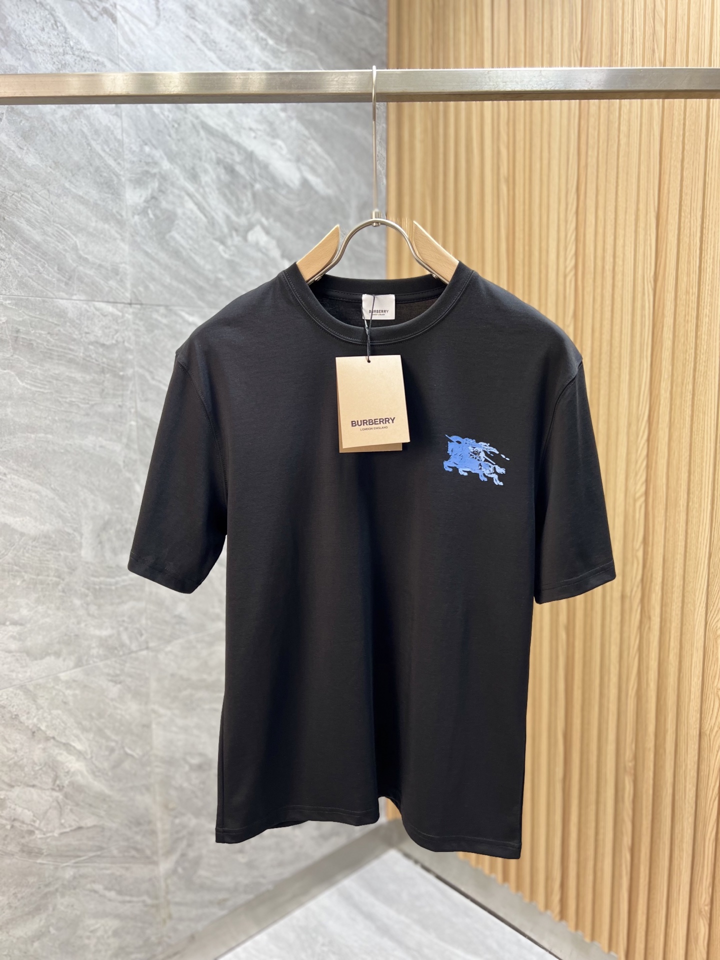 NO:428700,Burberry/Burberry 2025 Spring and Summer New Products, Complete Three Standards, Round-neck Mercerized Cotton Short-sleeved T-shirts, Don’t need to introduce too much good products, look at the details, Counter code M-XXXL 175/140 Suggestions, L, burberry, burberry, T-shirt, tees, t-shirt, alexander wang19860909Burberry/巴宝莉 2025春夏新品 三标齐全 圆领丝光棉短袖T恤 好货不用过多介绍 看细节 专柜码数M-XXXL 175/140建议L,,burberry,burberry,T-shirt,tees，t-shirt,alexander wang,Men's clothing