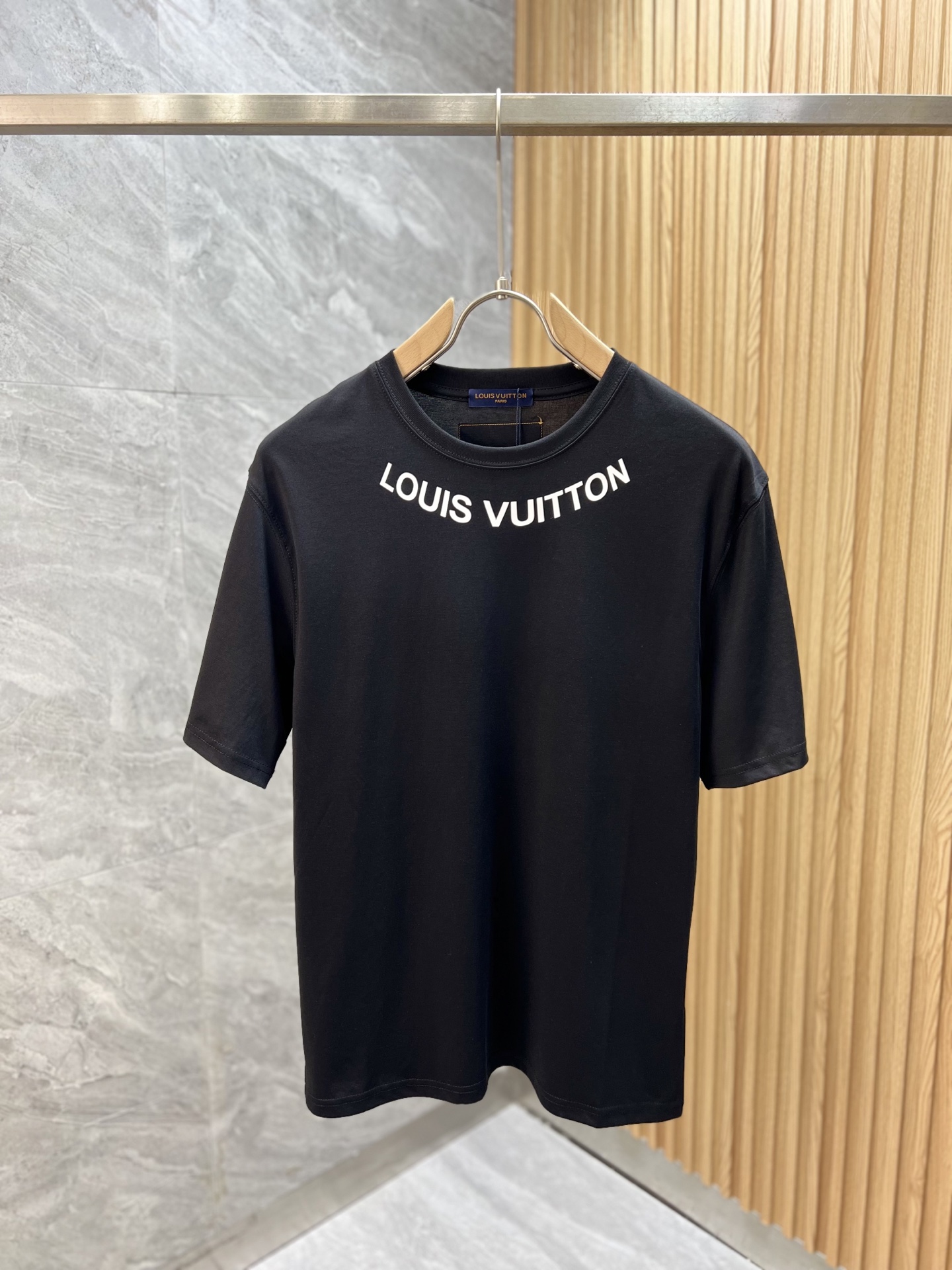 NO:428706,LV/Louis Vuitton 2025 Spring and Summer New Products Complete Three Standards Round-neck Mercerized Cotton Short-sleeved T-shirts Don't need to introduce too much good products Look at the details Counter code M-XXXL 175/140 Suggestions L,,louis vuitton,louis vuitton,T-shirt,tees,t-shirt,alexander wang19860909LV/路易威登 2025春夏新品 三标齐全 圆领丝光棉短袖T恤 好货不用过多介绍 看细节 专柜码数M-XXXL 175/140建议L,,louis vuitton,louis vuitton,T-shirt,tees，t-shirt,alexander wang,Men's clothing