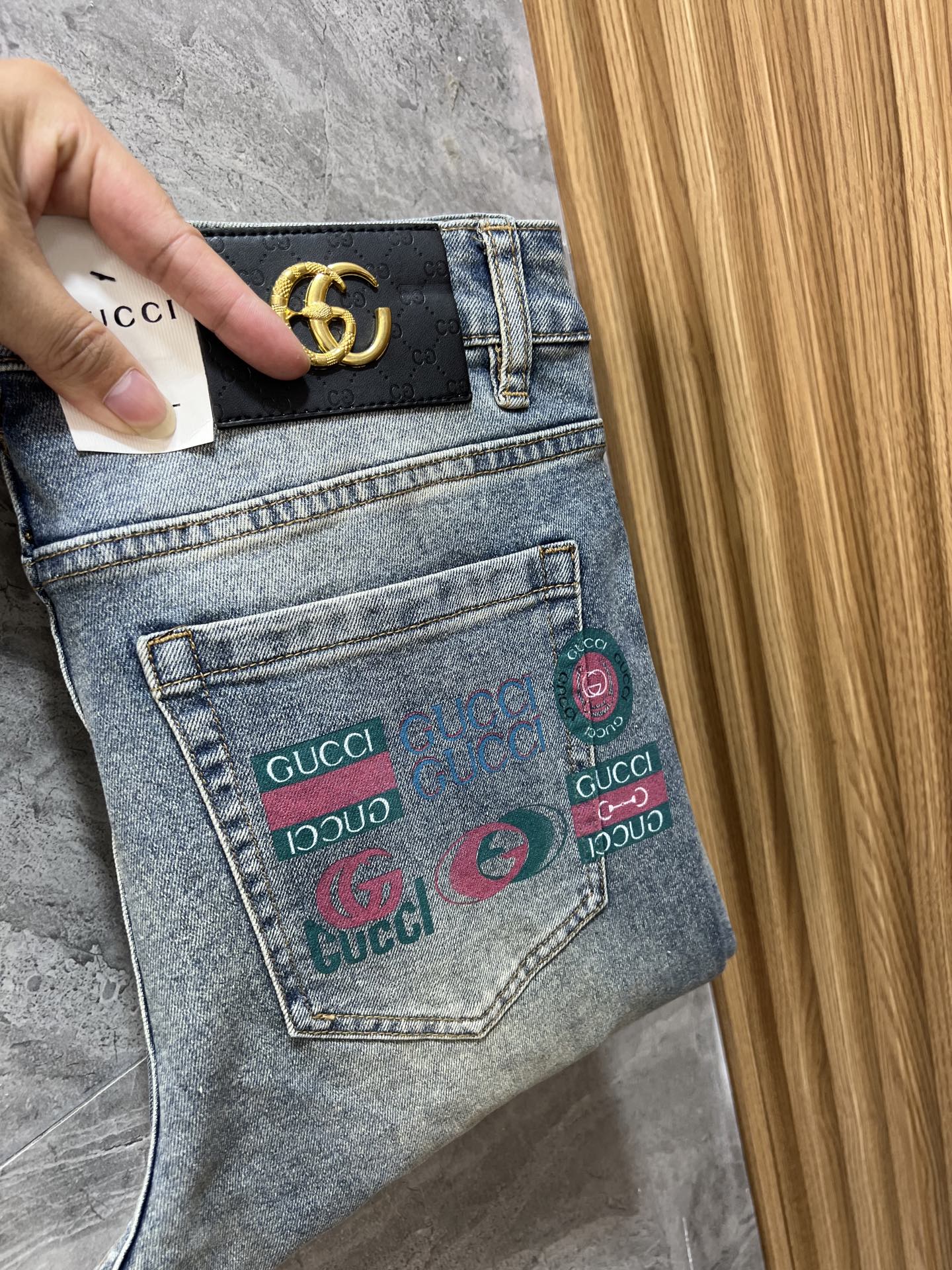 NO:419835,Gucci/Gucci 2025 Spring and Summer New Products, Complete Three Standards, Jeans, Don’t need to introduce too much good products, look at the details, the counter number is 29-38 / 140 upper body 32,,gucci,jeans,alexander wang19860909Gucci/古奇 2025春夏新品 三标齐全 牛仔裤 好货不用过多介绍 看细节 专柜码数29-38 /140上身32码,,gucci,jeans,alexander wang,Men's clothing