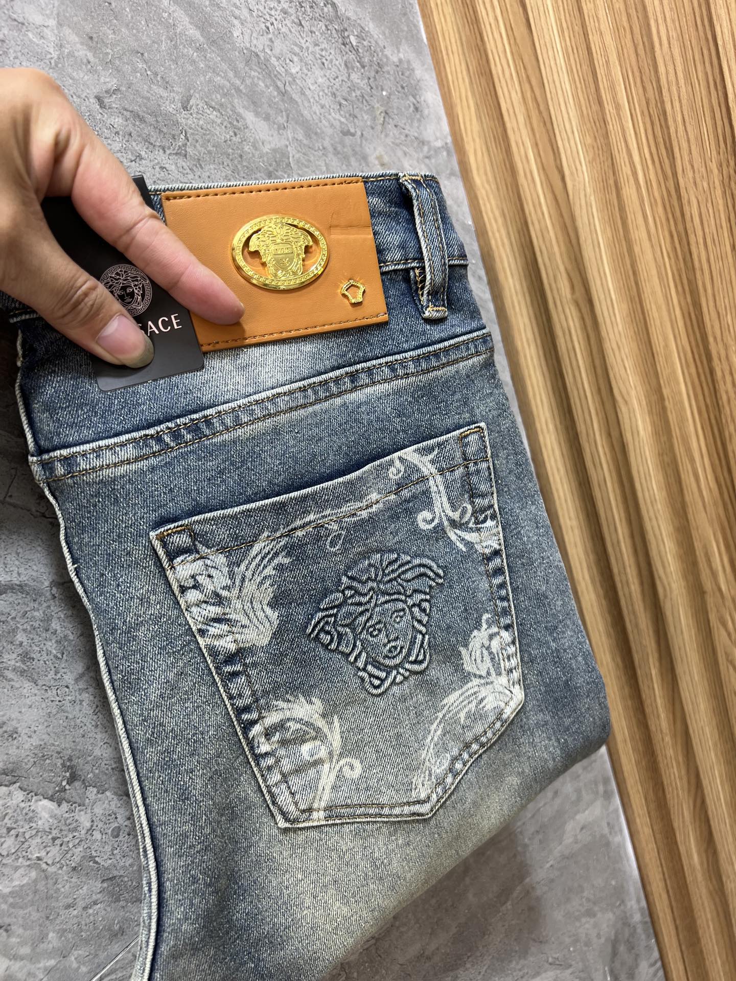 NO:419843,Versace/Versace 2025 Spring and Summer New Products, Complete Three Standards, Jeans, Don’t need to introduce too much good products, look at the details, the counter number is 29-38 / 140 upper body 32, versace, versace, jeans, alexander wang19860909Versace/范思哲 2025春夏新品 三标齐全 牛仔裤 好货不用过多介绍 看细节 专柜码数29-38 /140上身32码,,versace,versace,jeans,alexander wang,Men's clothing