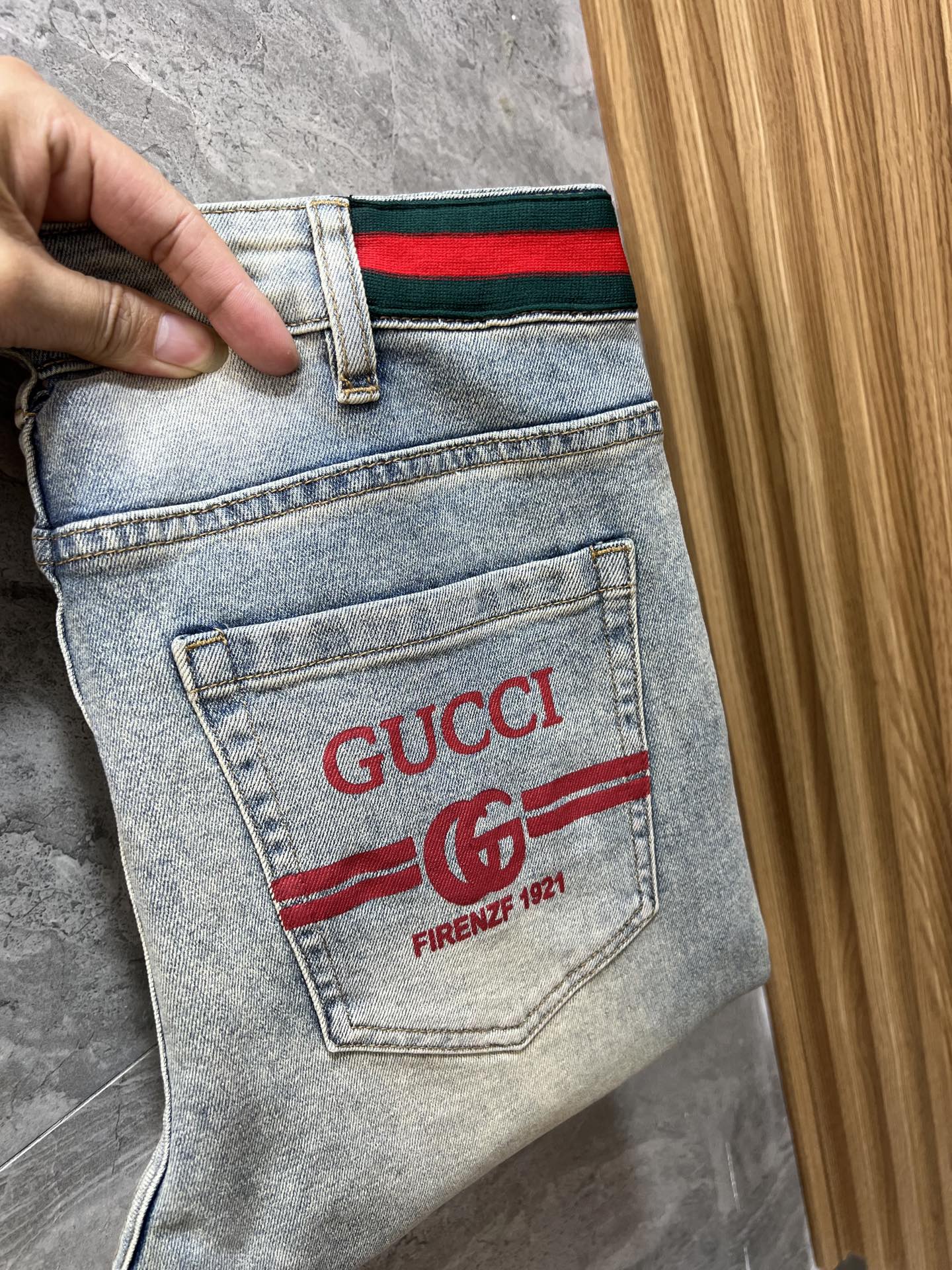 NO:419861,Gucci/Gucci 2025 Spring and Summer New Products, Complete Three Standards, Jeans, Don’t need to introduce too much good products, look at the details, the counter number is 29-38 / 140 upper body 32,,gucci,jeans,alexander wang19860909Gucci/古奇 2025春夏新品 三标齐全 牛仔裤 好货不用过多介绍 看细节 专柜码数29-38 /140上身32码,,gucci,jeans,alexander wang,Men's clothing