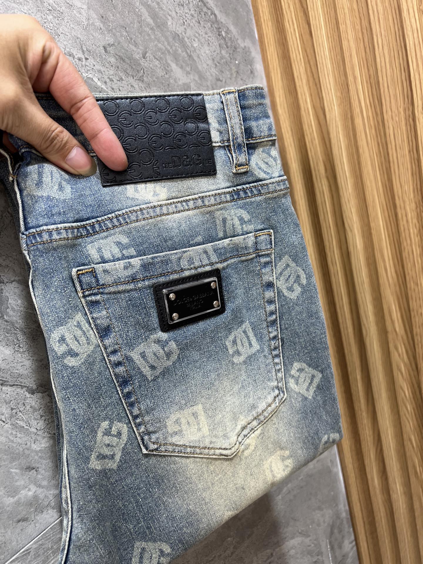 NO:419868,DG/Dougabana 2025 spring and summer new product, complete three standards, jeans, good products, don't need to be introduced too much, look at the details, counter number 29-38 / 140 upper body 32,, Dolce&Gabbana, jeans, alexander wang19860909DG/杜嘉班纳 2025春夏新品 三标齐全 牛仔裤 好货不用过多介绍 看细节 专柜码数29-38 /140上身32码,,Dolce&Gabbana,jeans,alexander wang,Men's clothing