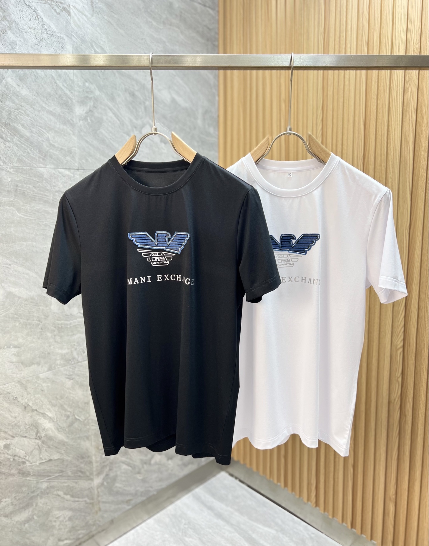 NO:419899,Armani/Armani New products for spring and summer 2025 are available in new products, complete three standards, mercerized cotton round neck short-sleeved T-shirt. Don’t need to introduce too much good products. Look at the details. Counter code M-6XL 175/140. XL slim fit style,,armani,armani,T-shirt,tees,t-shirt,alexander wang19860909Armani/阿玛尼 2025年春夏新品上新 三标齐全 丝光棉圆领短袖T恤 好货不用过多介绍 看细节 专柜码数M-6XL 175/140建议XL 修身版型,,armani,armani,T-shirt,tees，t-shirt,alexander wang,Men's clothing