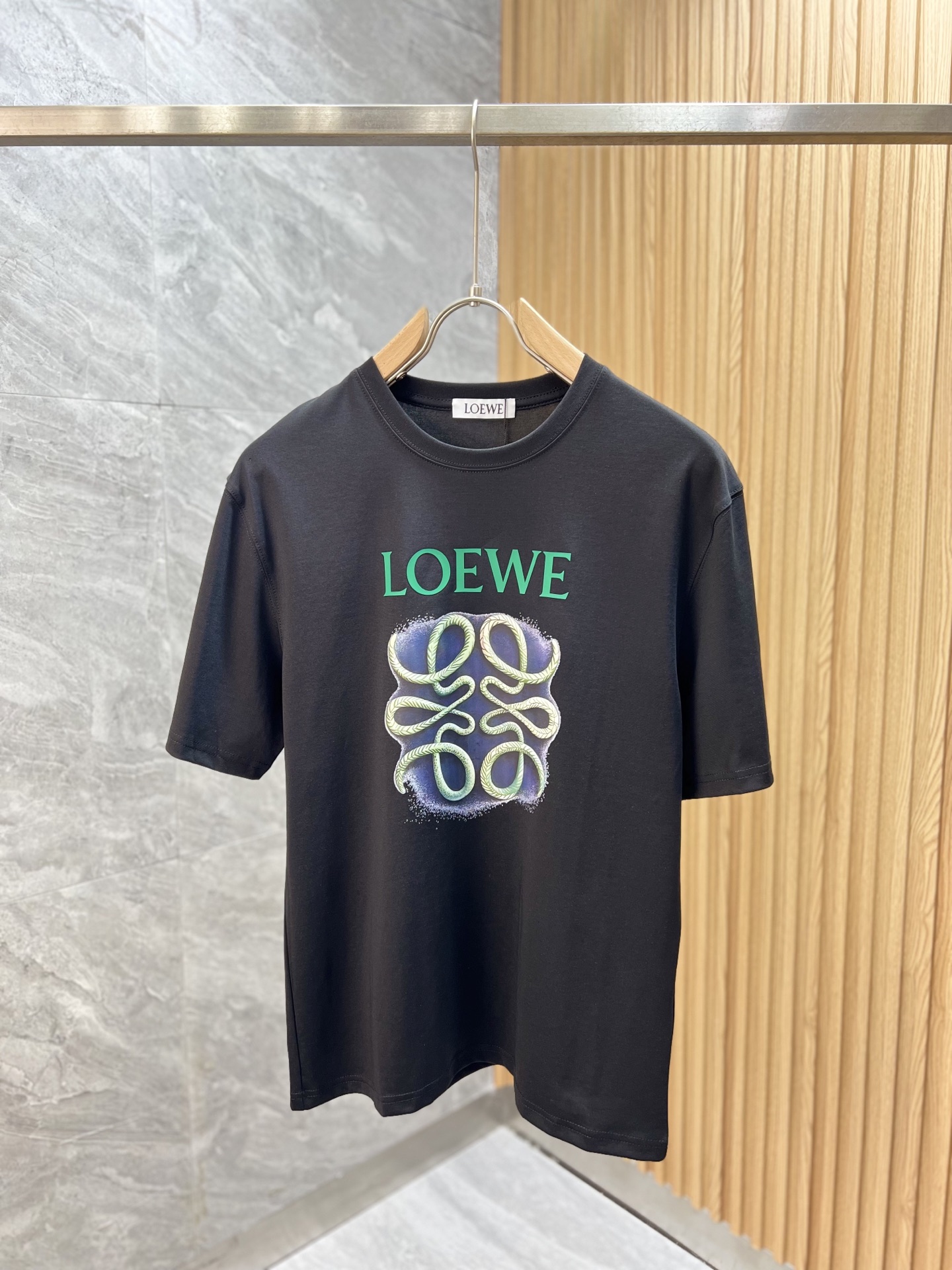 NO:426422,Loewe/Luo Yiwei New products for spring and summer 2025 are available in new products, complete three standards, mercerized cotton round neck short-sleeved T-shirt. Don’t need to introduce too much good products. Look at the details. Counter code M-XXXL 175/140 Suggestions,,,loewe,loewe,T-shirt,tees,t-shirt,alexander wang19860909Loewe/罗意威 2025年春夏新品上新 三标齐全 丝光棉圆领短袖T恤 好货不用过多介绍 看细节 专柜码数M-XXXL 175/140建议L,,,loewe,loewe,T-shirt,tees，t-shirt,alexander wang,Men's clothing