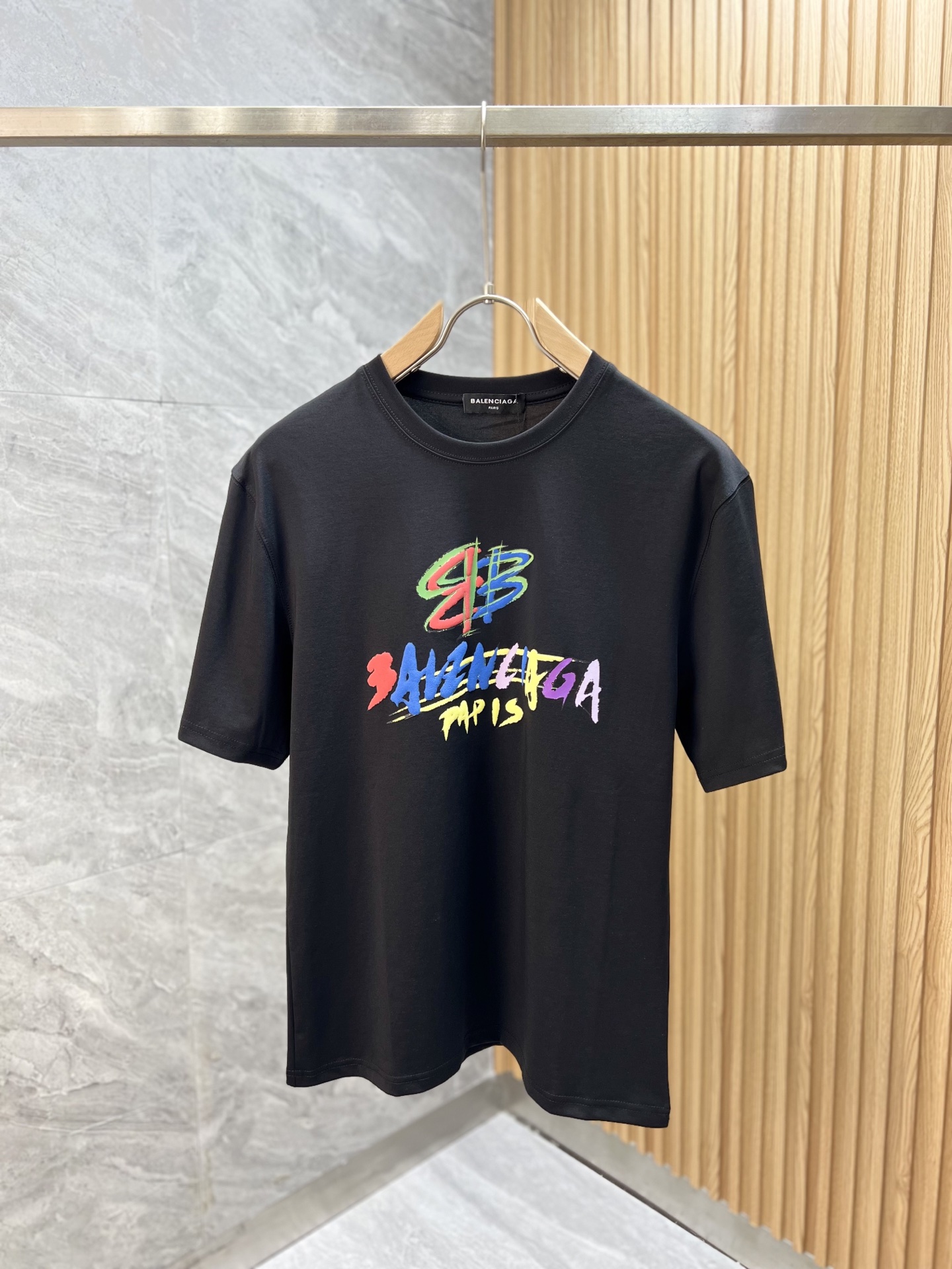 NO:426427,Balenciaga/Balenciaga New products for spring and summer 2025 are available in new products, complete three standards, mercerized cotton round neck short-sleeved T-shirt. Don’t need to introduce too much good products. Look at the details. Counter code M-XXXL 175/140 Suggestions,,,balenciaga,balenciaga,T-shirt,tees,t-shirt,alexander wang19860909Balenciaga/巴黎世家 2025年春夏新品上新 三标齐全 丝光棉圆领短袖T恤 好货不用过多介绍 看细节 专柜码数M-XXXL 175/140建议L,,,balenciaga,balenciaga,T-shirt,tees，t-shirt,alexander wang,Men's clothing