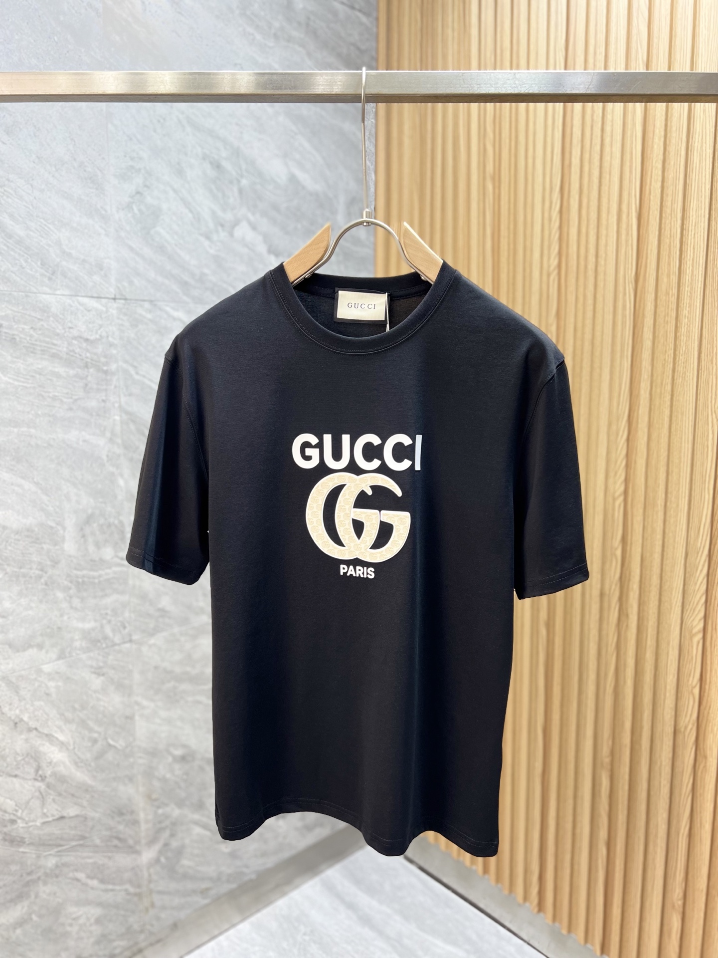 NO:426432,Gucci/Gucci New products for spring and summer 2025 are available in new products, complete three standards, mercerized cotton round neck short-sleeved T-shirt. Don’t need to introduce too much good products. Look at the details. Counter code M-XXXL 175/140 Suggestions L,,,,gucci, T-shirt,tees, t-shirt,alexander wang19860909Gucci/古奇 2025年春夏新品上新 三标齐全 丝光棉圆领短袖T恤 好货不用过多介绍 看细节 专柜码数M-XXXL 175/140建议L,,,gucci,T-shirt,tees，t-shirt,alexander wang,Men's clothing