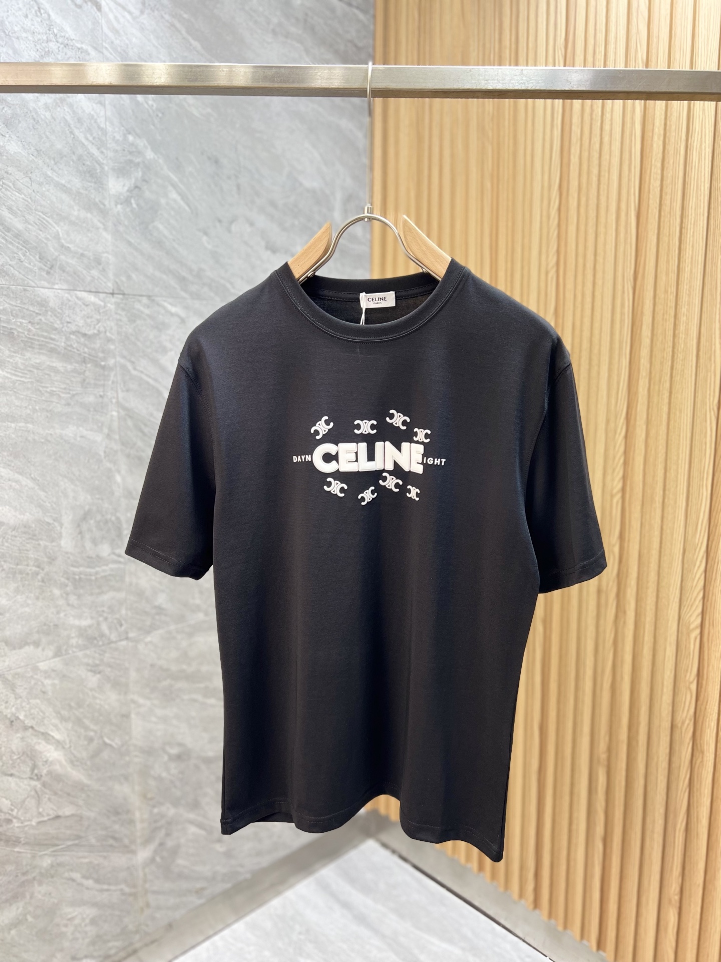 NO:426390,Charlie/Charlie 2025 new spring and summer products are available in new products, complete three standards, mercerized cotton round neck short-sleeved T-shirt, no need to introduce too much good products, look at the details, counter number M-XXXL 175/140 Suggestions,,,celine,T-shirt,tees,t-shirt,alexander wang19860909Charlie/赛琳 2025年春夏新品上新 三标齐全 丝光棉圆领短袖T恤 好货不用过多介绍 看细节 专柜码数M-XXXL 175/140建议L,,,celine,T-shirt,tees，t-shirt,alexander wang,Men's clothing