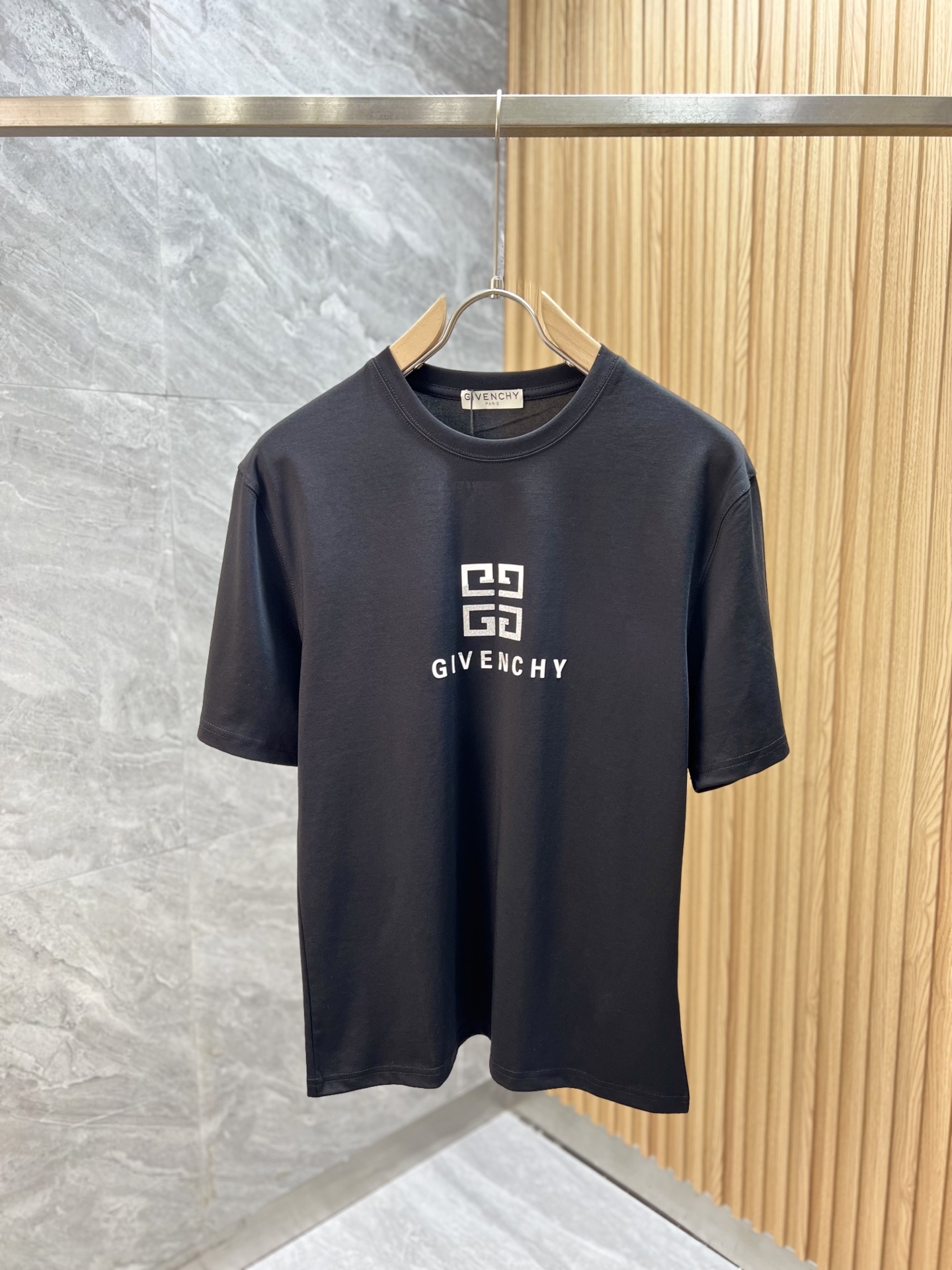 NO:426396,Givenchy New products for spring and summer 2025 are available in new products, complete three standards, mercerized cotton round neck short-sleeved T-shirt. Don’t need to introduce too much good products. Look at the details. Counter code M-XXXL 175/140 Suggestions,,, given, given, given, T-shirt,tees, t-shirt,alexander wang19860909give/纪梵希 2025年春夏新品上新 三标齐全 丝光棉圆领短袖T恤 好货不用过多介绍 看细节 专柜码数M-XXXL 175/140建议L,,,givenchy,givenchy,T-shirt,tees，t-shirt,alexander wang,Men's clothing