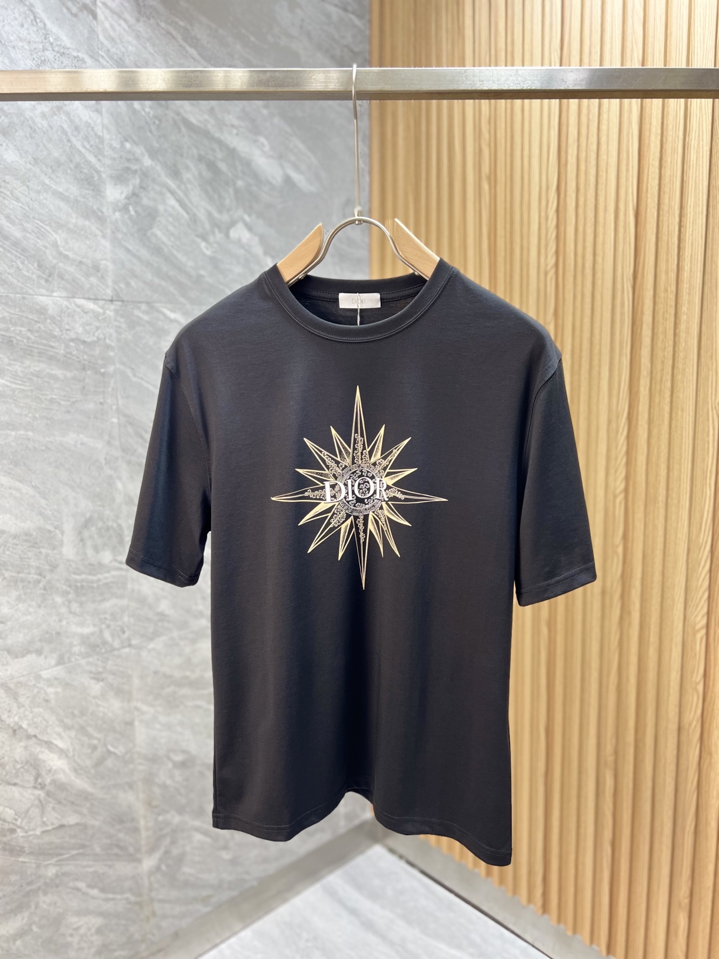 NO:426402,Dior/Dior 2025 new spring and summer products are available in new products, complete three standards, mercerized cotton round neck short-sleeved T-shirt. Don’t need to introduce too much good products. Look at the details. Counter code M-XXXL 175/140 Suggestions L,,,dior,dior,T-shirt,tees,t-shirt,alexander wang19860909Dior/迪奥 2025年春夏新品上新 三标齐全 丝光棉圆领短袖T恤 好货不用过多介绍 看细节 专柜码数M-XXXL 175/140建议L,,,dior,dior,T-shirt,tees，t-shirt,alexander wang,Men's clothing