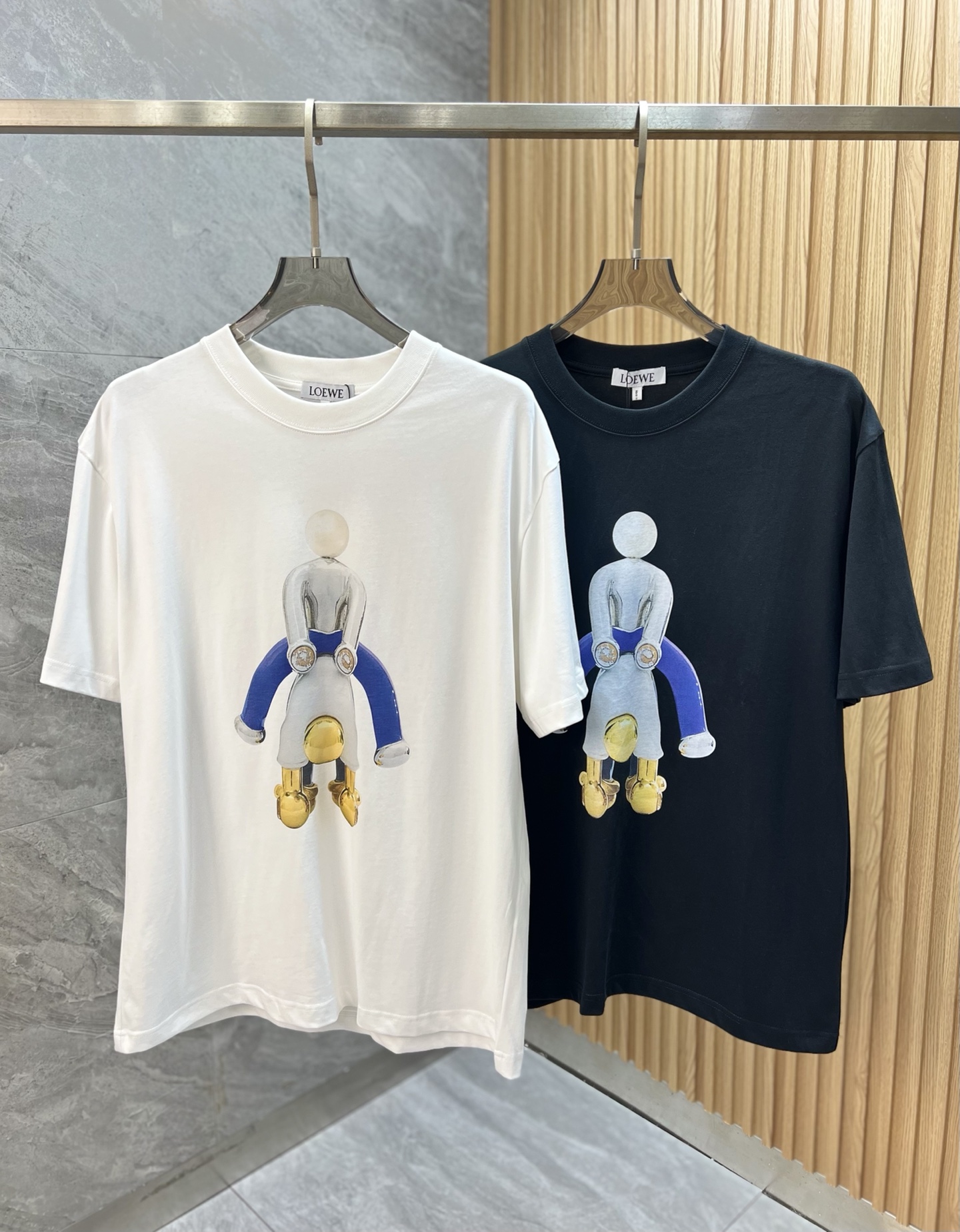 NO:419941,Loewe/Luo Yiwei New products for spring and summer 2025 are available in new products, complete three standards, pure cotton round neck short-sleeved T-shirt. Don’t need to introduce too much good products. Look at the details. Counter code number XS-XL 175/140 Suggestions,,loewe,loewe,T-shirt,tees,t-shirt,alexander wang19860909Loewe/罗意威 2025年春夏新品上新 三标齐全 纯棉圆领短袖T恤 好货不用过多介绍 看细节 专柜码数XS-XL 175/140建议S,,loewe,loewe,T-shirt,tees，t-shirt,alexander wang,Men's clothing