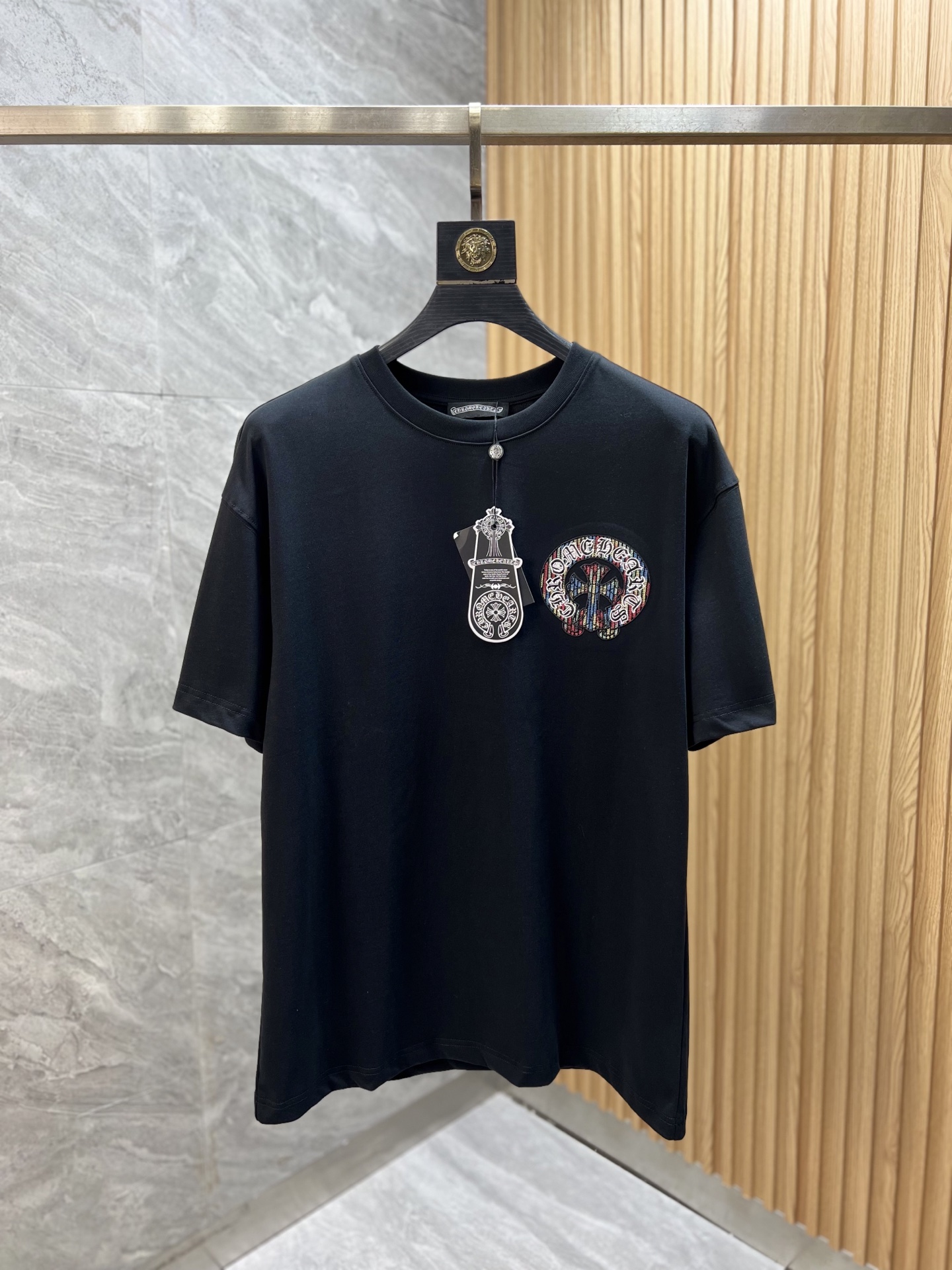 NO:426412,Croxin 2025 new spring and summer products are available, complete three standards, pure cotton round neck short-sleeved T-shirt, no need to introduce too much good products, look at the details, counter code S-XXL 175/140 suggestion M,,chrome hearts, T-shirt,tees, t-shirt,alexander wang19860909克罗心 2025年春夏新品上新 三标齐全 纯棉圆领短袖T恤 好货不用过多介绍 看细节 专柜码数S-XXL 175/140建议M,,chrome hearts,T-shirt,tees，t-shirt,alexander wang,Men's clothing