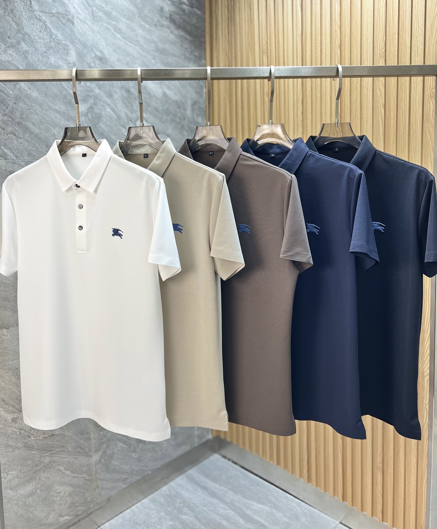 NO:428727,Burberry/Burberry New products for spring and summer 2025 are available in new products, complete three standards, lapel short-sleeved POLO shirt, good products do not need to be introduced too much, look at the details, counter number M-XXXXL 175/140 Suggestions,,,burberry,burberry,T-shirt,alexander wang19860909Burberry/巴宝莉 2025年春夏新品上新 三标齐全 翻领短袖POLO衫 好货不用过多介绍 看细节 专柜码数M-XXXXL 175/140建议L,,,burberry,burberry,T-shirt,alexander wang,Men's clothing