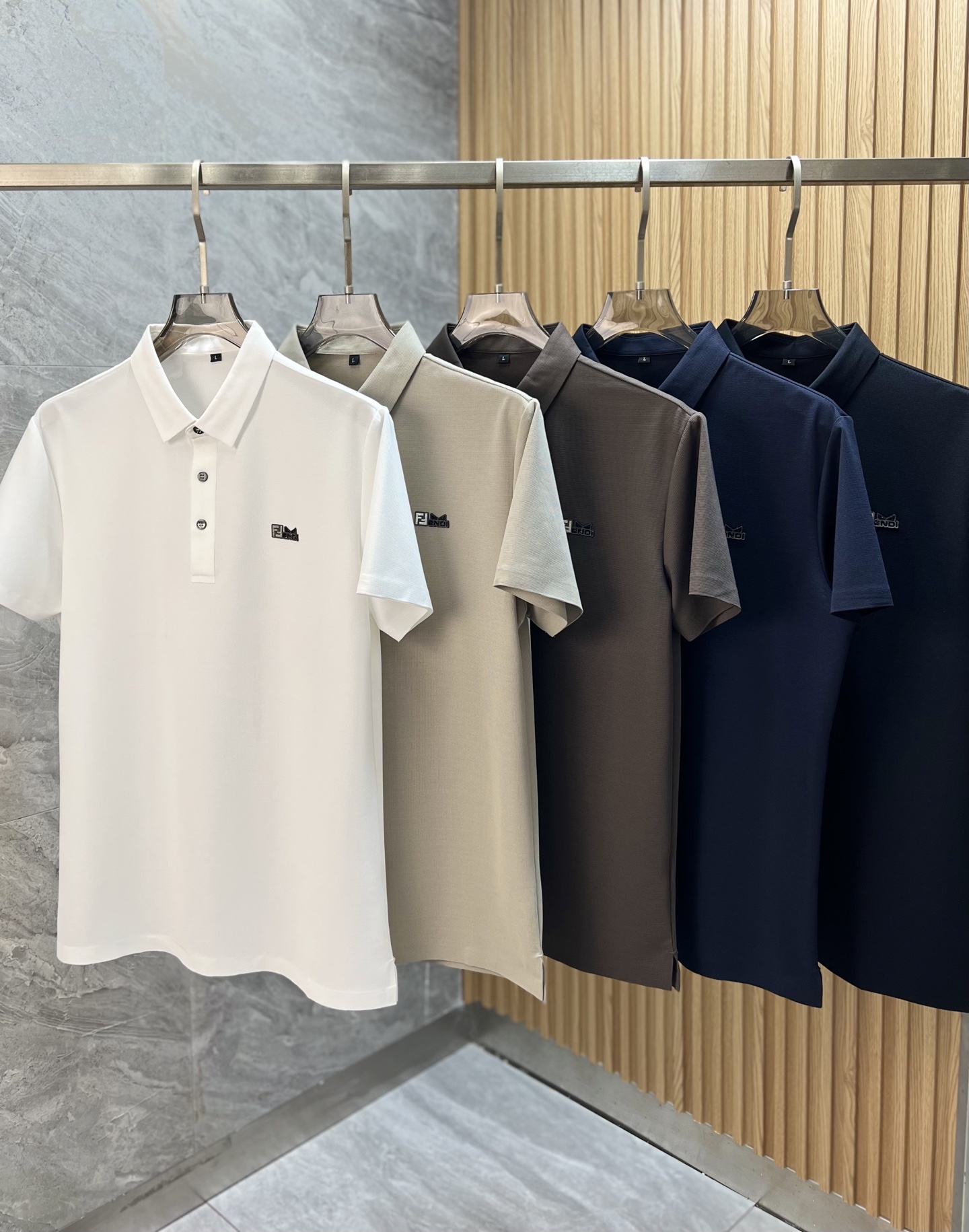 NO:426401,Fendi/Fendi 2025 new spring and summer products are available, complete three standards, lapel short-sleeved POLO shirt, good products do not need to be introduced too much, look at the details, counter number M-XXXXL 175/140 Suggestions,,,fendi,fendi,T-shirt,alexander wang19860909Fendi/芬迪 2025年春夏新品上新 三标齐全 翻领短袖POLO衫 好货不用过多介绍 看细节 专柜码数M-XXXXL 175/140建议L,,,fendi,fendi,T-shirt,alexander wang,Men's clothing