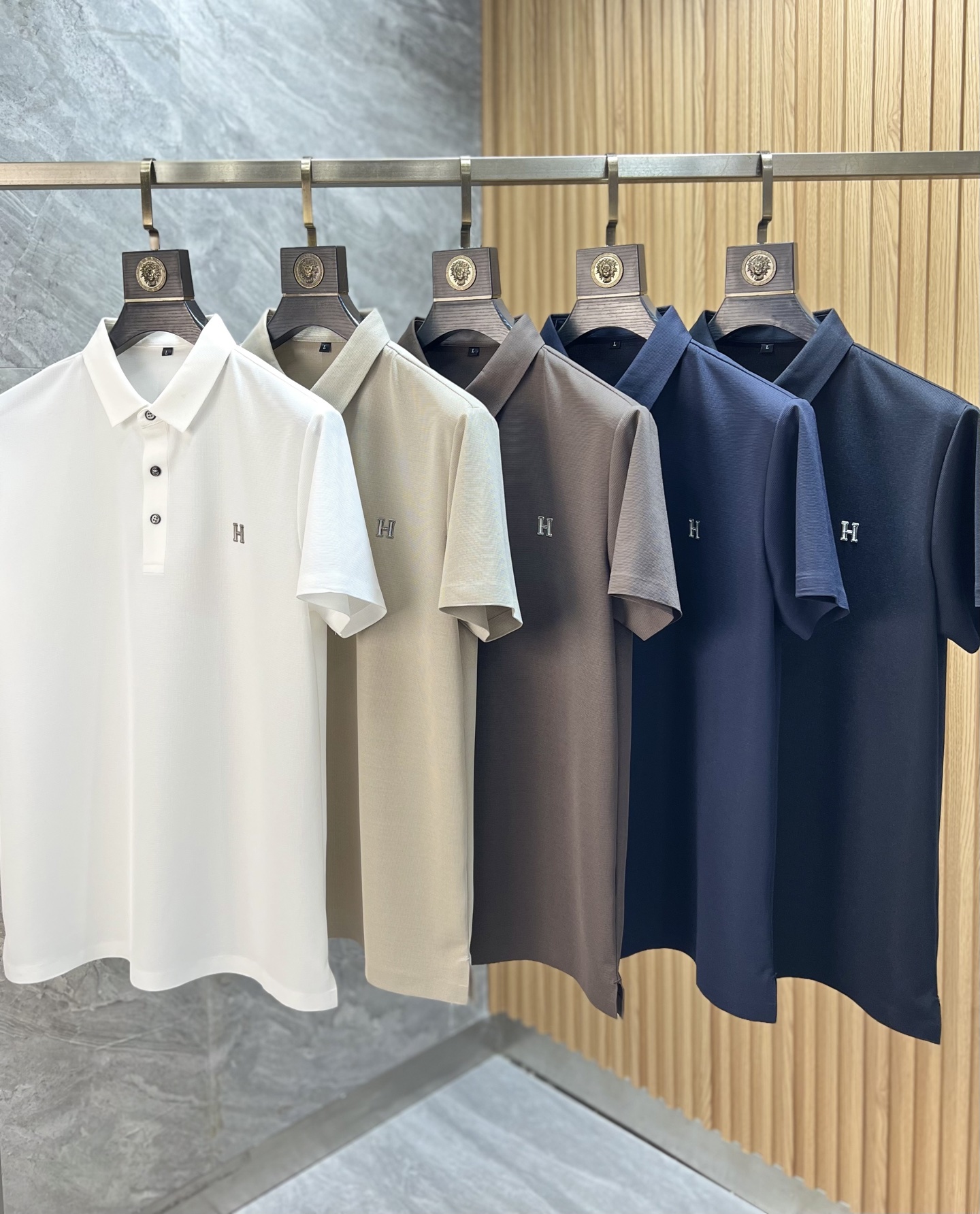 NO:426407,Hermes/Hermes 2025 new spring and summer products are available, complete three standards, lapel short-sleeved POLO shirt, no need to introduce too much good products, look at the details, counter number M-XXXXL 175/140 Suggestions,,,hermes,hermes,T-shirt,alexander wang19860909Hermes/爱马仕 2025年春夏新品上新 三标齐全 翻领短袖POLO衫 好货不用过多介绍 看细节 专柜码数M-XXXXL 175/140建议L,,,hermes,hermes,T-shirt,alexander wang,Men's clothing