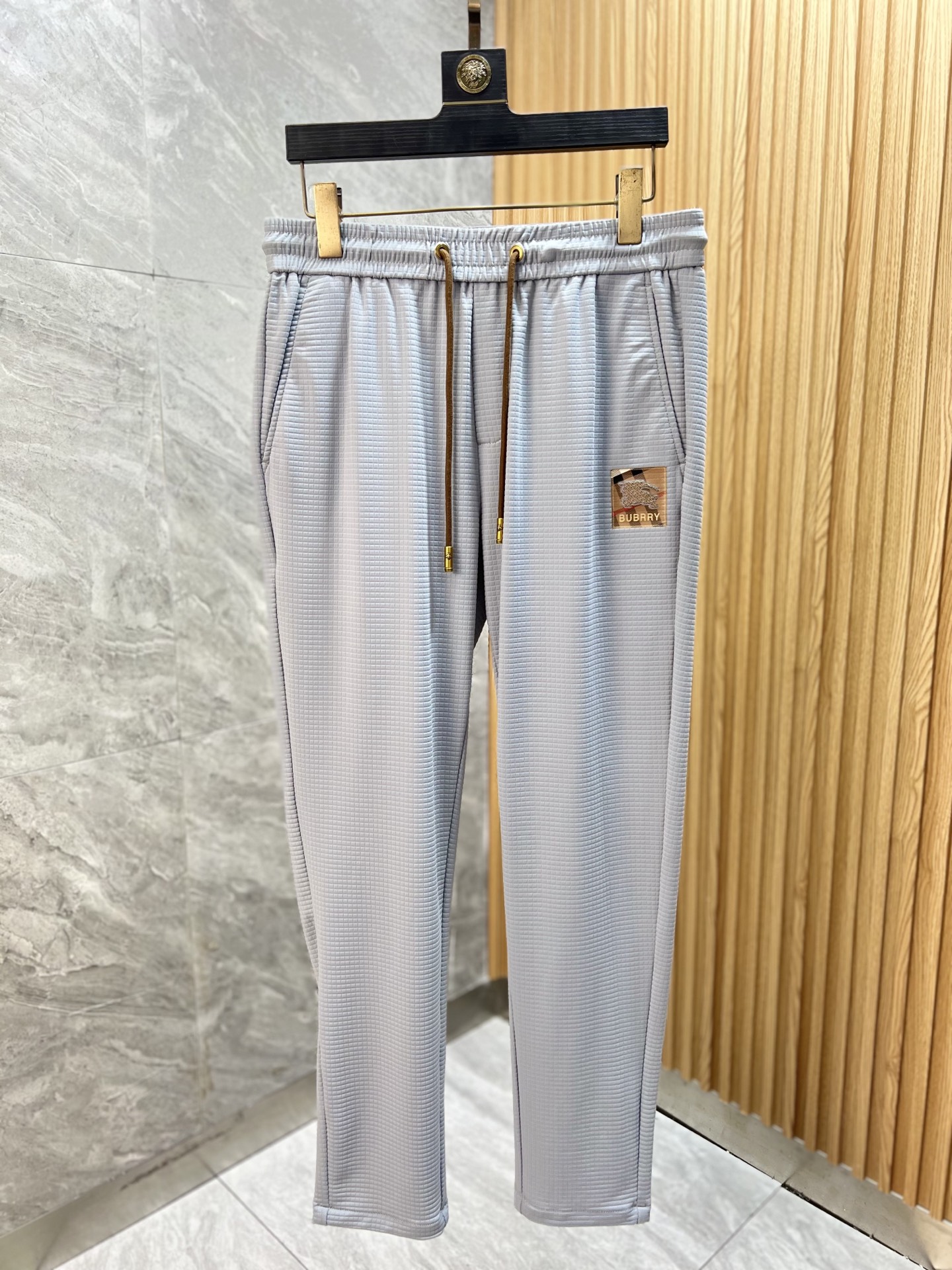 NO:426395,Burberry/Burberry 2025 Spring and Summer New Products, Complete Three Standards, Casual Pants, Don’t need to introduce too much good products, look at the details, Counter code 29-40 175/140 Upper body recommendations 32,,burberry,burberry,alexander wang19860909Burberry/巴宝莉 2025春夏新品 三标齐全 休闲裤 好货不用过多介绍 看细节 专柜码数29-40 175/140上身建议32,,burberry,burberry,alexander wang,Men's clothing