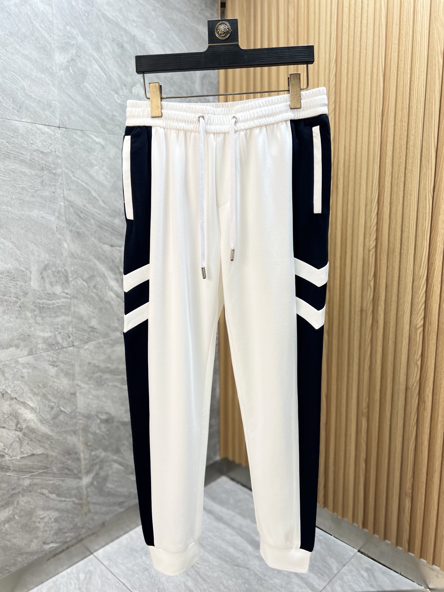 NO:426389,Dior/Dior 2025 spring and summer new products, complete three standards, casual pants, good products, don’t need to introduce too much, look at the details, counter number 29-40 175/140 upper body suggestions 32,,dior,dior,alexander wang19860909Dior/迪奥 2025春夏新品 三标齐全 休闲裤 好货不用过多介绍 看细节 专柜码数29-40 175/140上身建议32,,dior,dior,alexander wang,Men's clothing