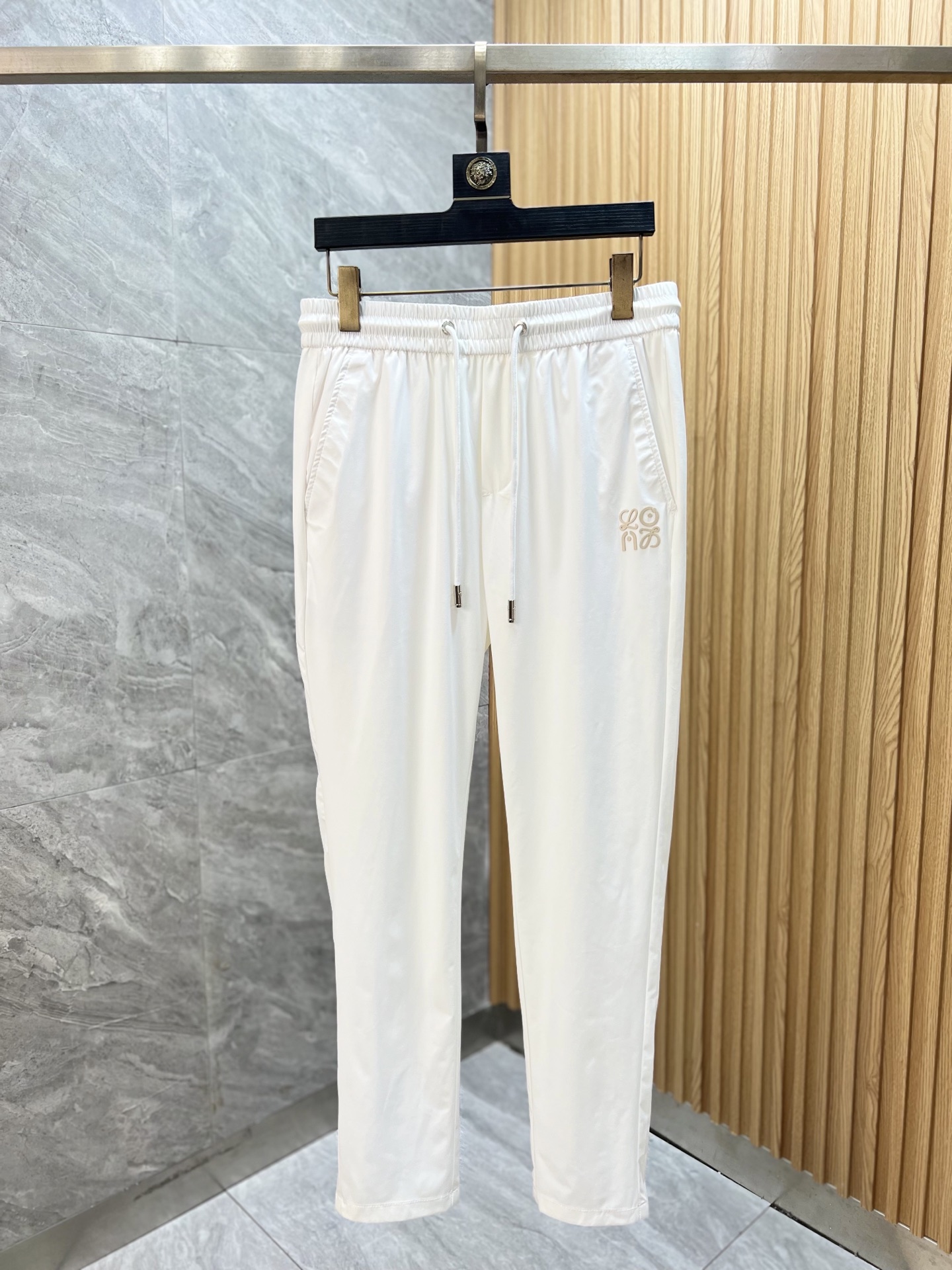 NO:426383,Loewe/Luo Yiwei 2025 spring and summer new product, complete three standards, casual pants, good products, don’t need to introduce too much, look at the details, counter number 29-40 175/140 upper body suggestions 32,,loewe,loewe,alexander wang19860909Loewe/罗意威 2025春夏新品 三标齐全 休闲裤 好货不用过多介绍 看细节 专柜码数29-40 175/140上身建议32,,loewe,loewe,alexander wang,Men's clothing