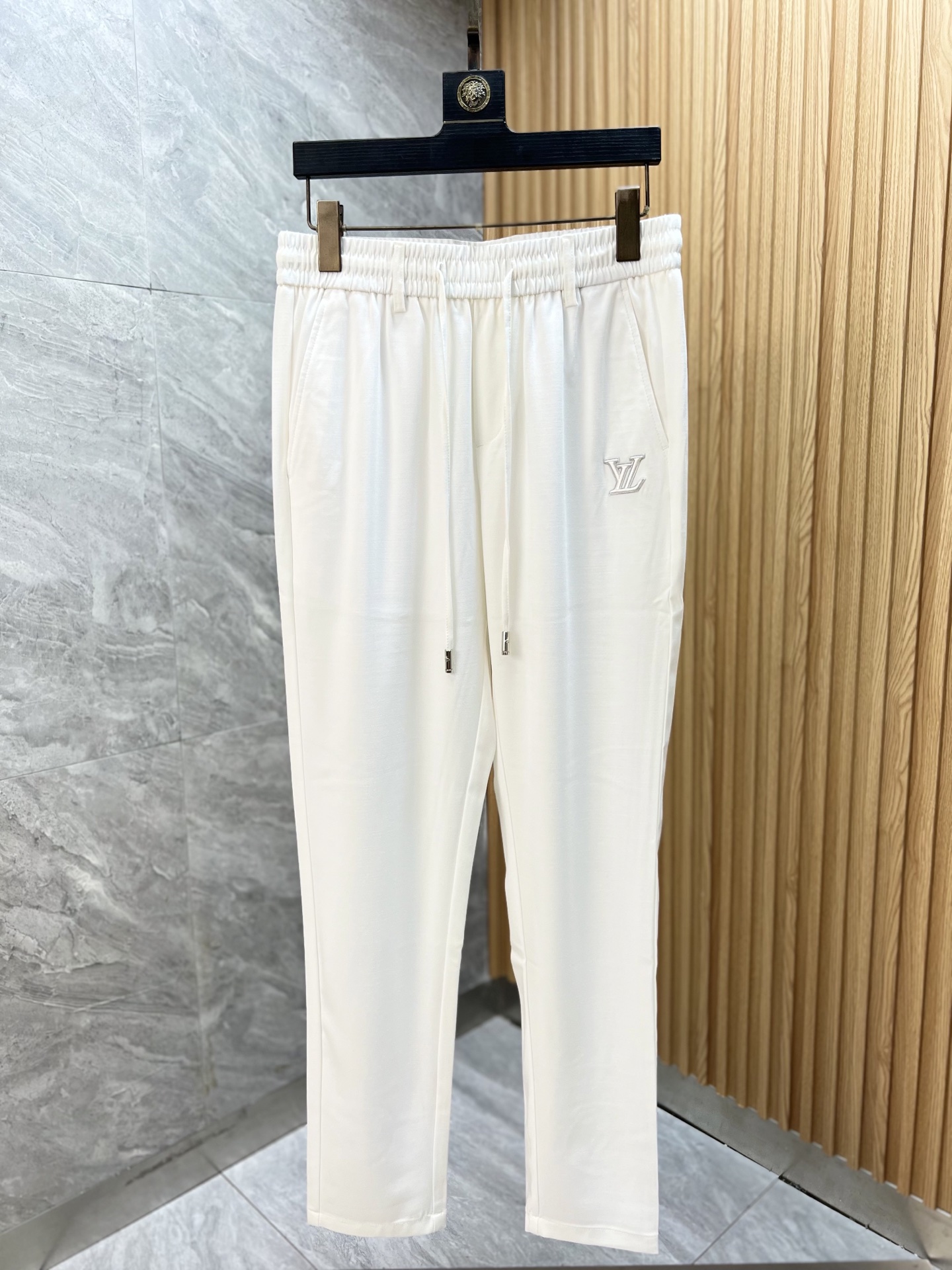 NO:426424,LV/Louis Vuitton 2025 Spring and Summer New Products, Complete Three Standards, Casual Pants, Don’t need to introduce too much good products, look at the details, Counter code 29-40 175/140 Upper body suggestions 32,,louis vuitton,louis vuitton,alexander wang19860909LV/路易威登 2025春夏新品 三标齐全 休闲裤 好货不用过多介绍 看细节 专柜码数29-40 175/140上身建议32,,louis vuitton,louis vuitton,alexander wang,Men's clothing