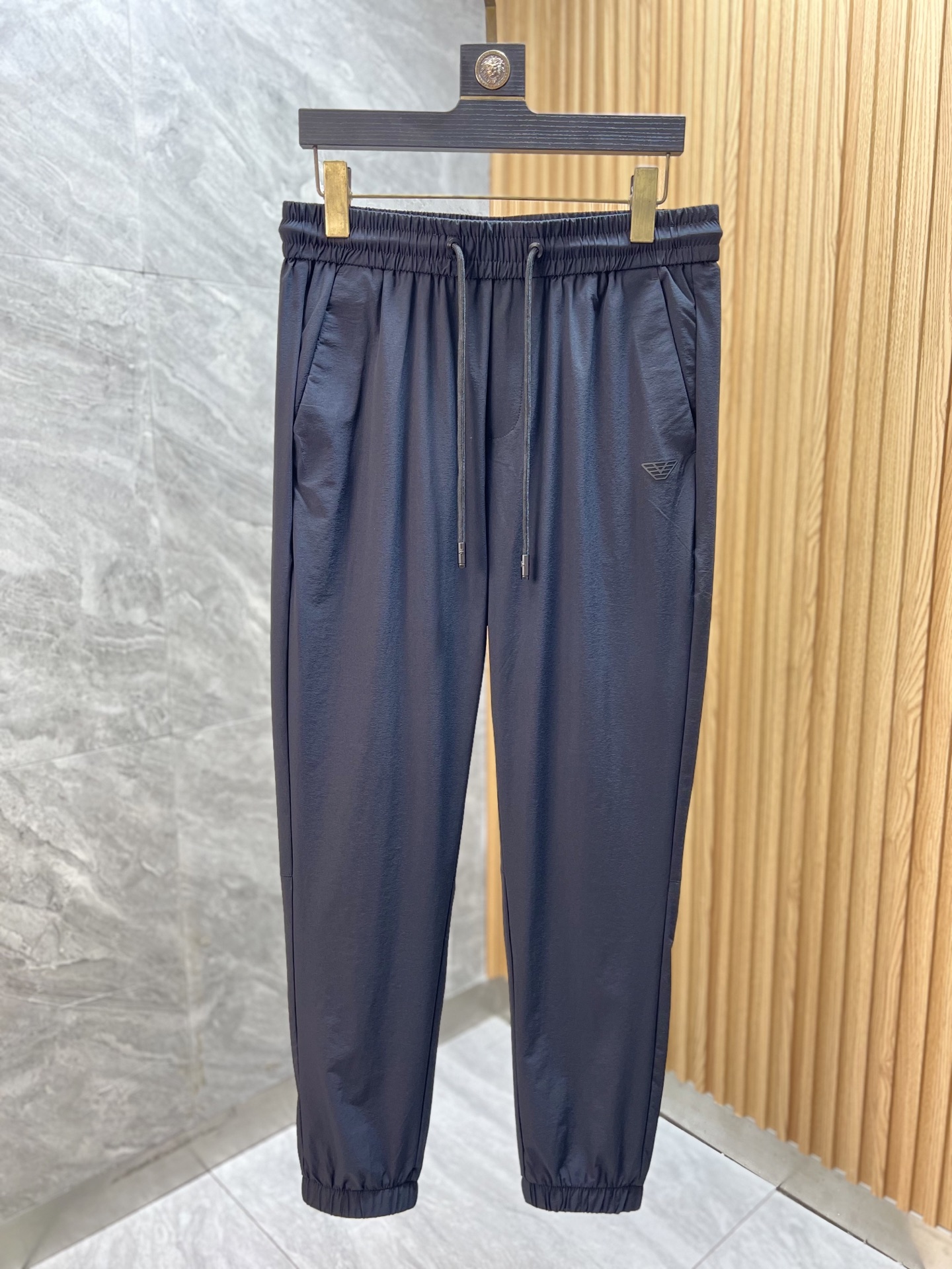 NO:437716,Armani/Armani 2025 spring and summer new products, complete three standards, casual pants, good products, don’t need to introduce too much, look at the details, counter number 29-40 / 140 upper body suggestions 32,,armani,armani,alexander wang19860909Armani/阿玛尼 2025春夏新品 三标齐全 休闲裤 好货不用过多介绍 看细节 专柜码数29-40 /140上身建议32,,armani,armani,alexander wang,Men's clothing