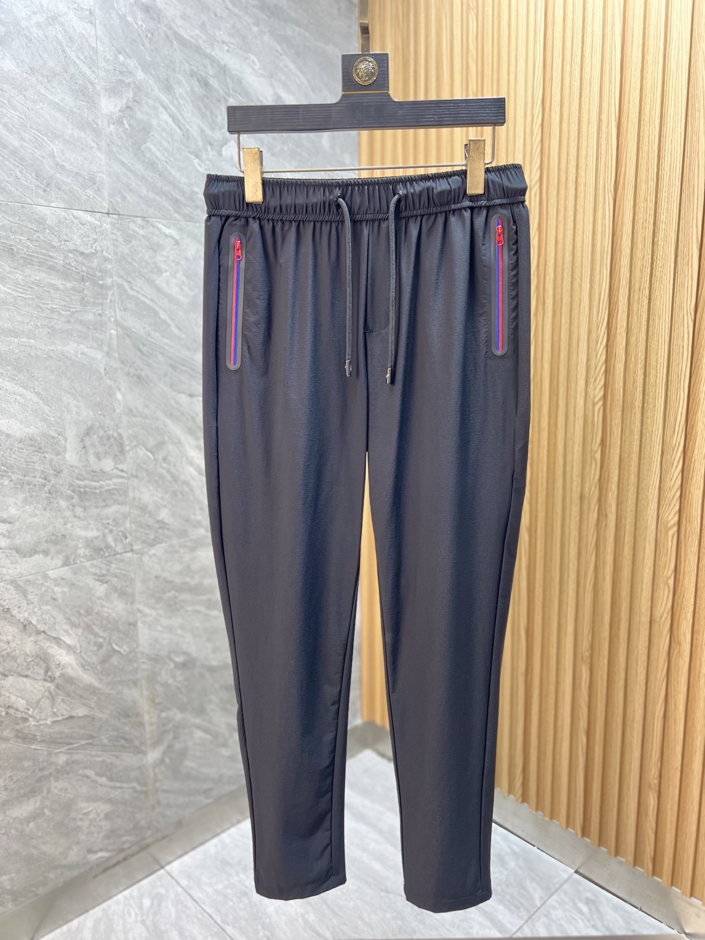NO:437704,Moncler/家口 2025 spring and summer new product, complete three standards, casual pants, no need to introduce too much good products, look at the details, counter number 29-40 / 140 upper body suggestions 32,,Moncler,alexander wang19860909Moncler/蒙口 2025春夏新品 三标齐全 休闲裤 好货不用过多介绍 看细节 专柜码数29-40 /140上身建议32,,Moncler,alexander wang,Men's clothing