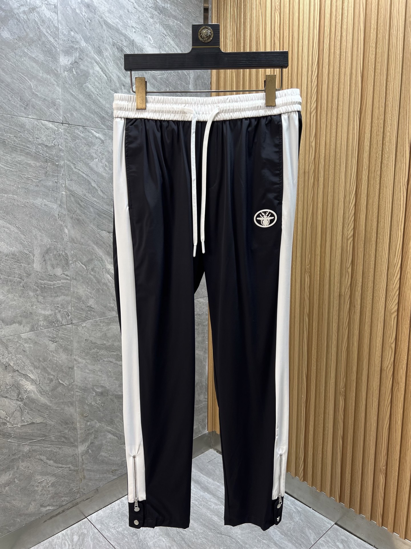 NO:437698,Dior/Dior 2025 spring and summer new products, complete three standards, casual pants, good products, don’t need to introduce too much, look at the details, counter number 29-40 / 140 upper body suggestions 32,,dior,dior,alexander wang19860909Dior/迪奥 2025春夏新品 三标齐全 休闲裤 好货不用过多介绍 看细节 专柜码数29-40 /140上身建议32,,dior,dior,alexander wang,Men's clothing