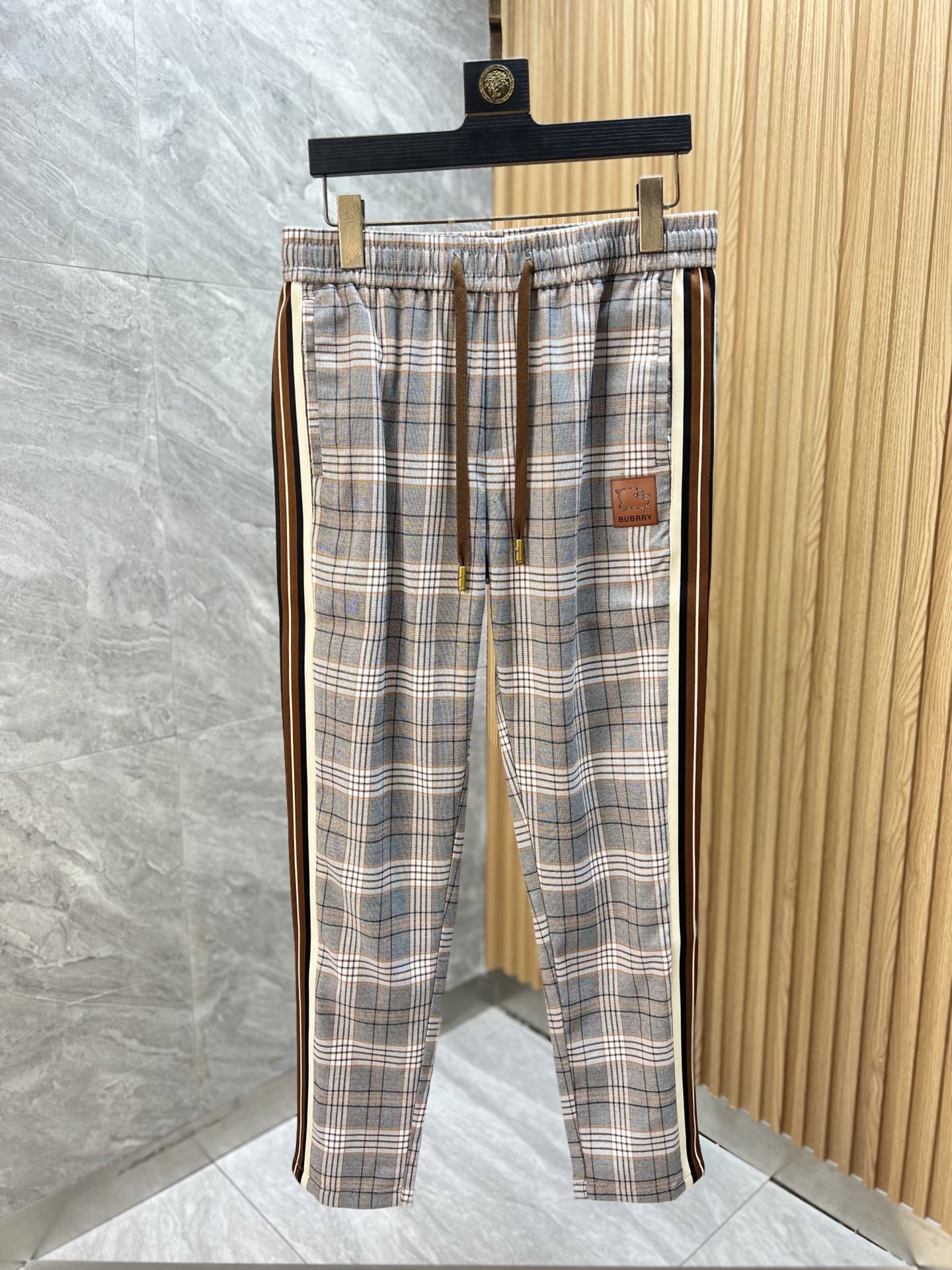 NO:437691,Burberry/Burberry 2025 Spring and Summer New Products, Complete Three Standards, Casual Pants, Don’t need to introduce too much good products, look at the details, the counter number is 29-40 / 140, upper body recommendation 32,,burberry,burberry,alexander wang19860909Burberry/巴宝莉 2025春夏新品 三标齐全 休闲裤 好货不用过多介绍 看细节 专柜码数29-40 /140上身建议32,,burberry,burberry,alexander wang,Men's clothing
