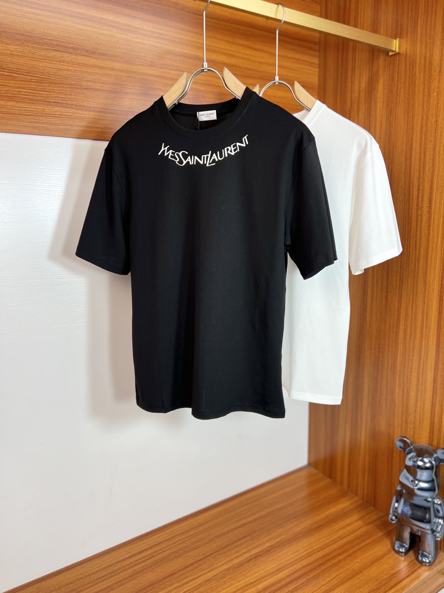 NO:469011,/Saint Laurent New products are available in spring and summer, complete three standards, mercerized cotton round neck short-sleeved T-shirt. Don't need to introduce too much good products. Look at the details. Counter code M-XXXL 175/Suggestions L,,saint laurent,T-shirt,tees,t-shirt,alexander wang19860909/圣罗兰 年春夏新品上新 三标齐全 丝光棉圆领短袖T恤 好货不用过多介绍 看细节 专柜码数M-XXXL 175/建议L,,saint laurent,T-shirt,tees，t-shirt,alexander wang,Men's clothing