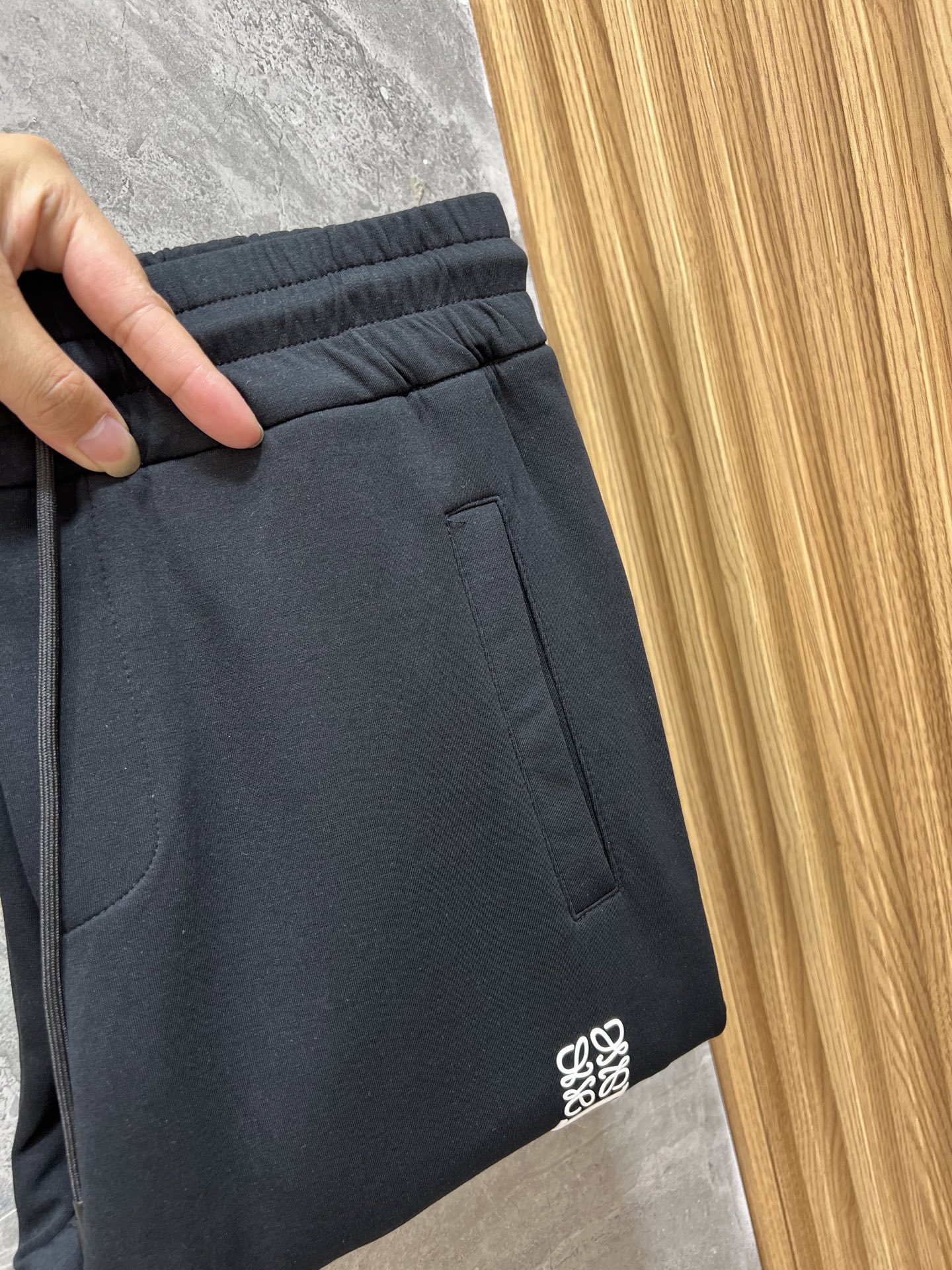 NO:441553,Loewe/Luo Yiwei Spring and summer new products, complete three standards, elastic pants, casual pants, good products, don't need to introduce too much, look at the details, counter number M-XXXL 175/140 upper body L,,loewe,loewe,alexander wang19860909Loewe/罗意威 春夏新品 三标齐全 松紧裤 休闲裤 好货不用过多介绍 看细节 专柜码数M-XXXL 175/140上身L,,loewe,loewe,alexander wang,Men's clothing