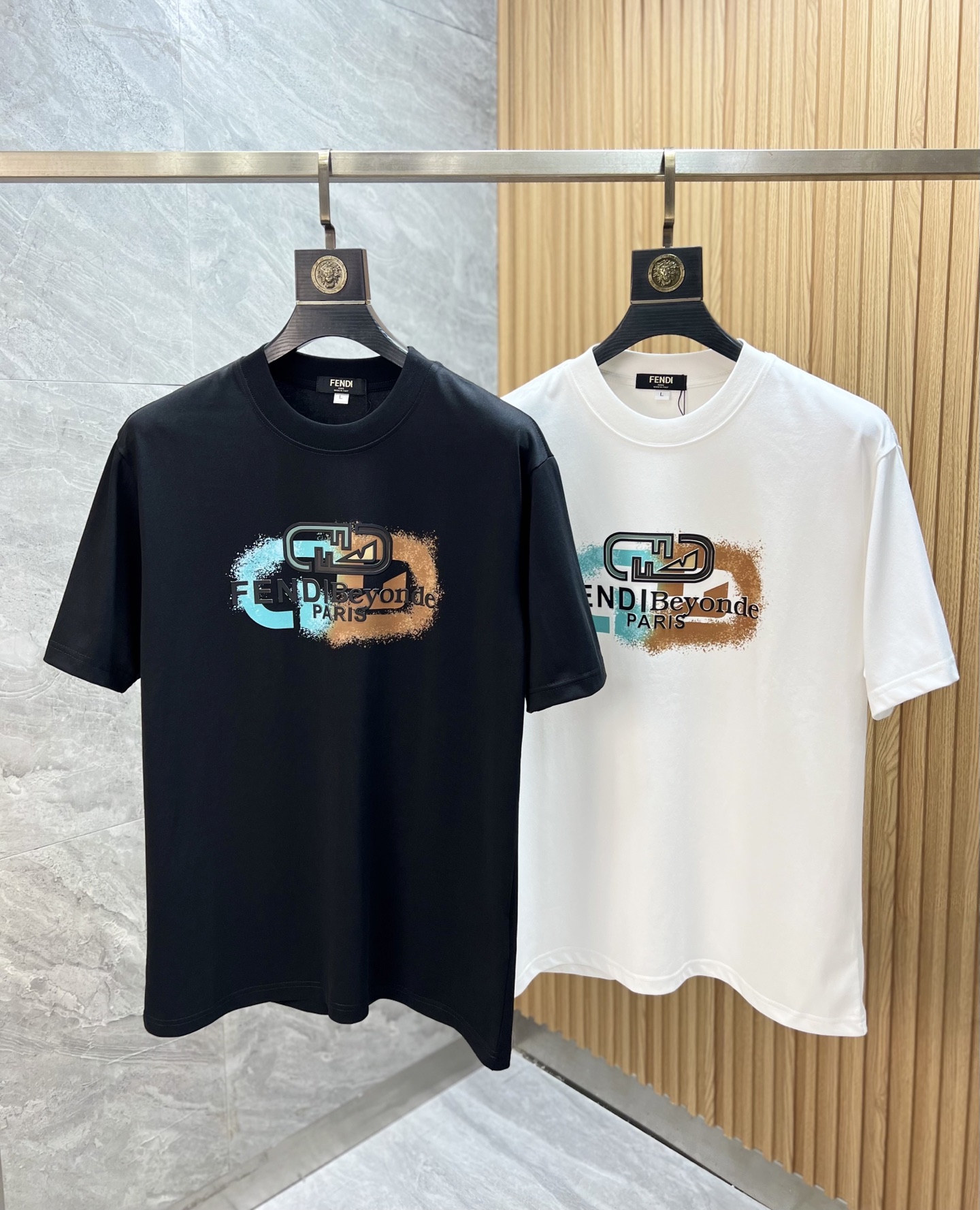 NO:457813,Fendi/Fendi 2025 spring and summer new product, complete three standards, round neck pure cotton short-sleeved T-shirt, don’t need to introduce too much good products, look at the details, counter code M-XXXXL 175/Suggestions,,fendi,fendi,T-shirt,tees,t-shirt,alexander wang19860909Fendi/芬迪 2025春夏新品 三标齐全 圆领纯棉短袖T恤 好货不用过多介绍 看细节 专柜码数M-XXXXL 175/建议L,,fendi,fendi,T-shirt,tees，t-shirt,alexander wang,Men's clothing
