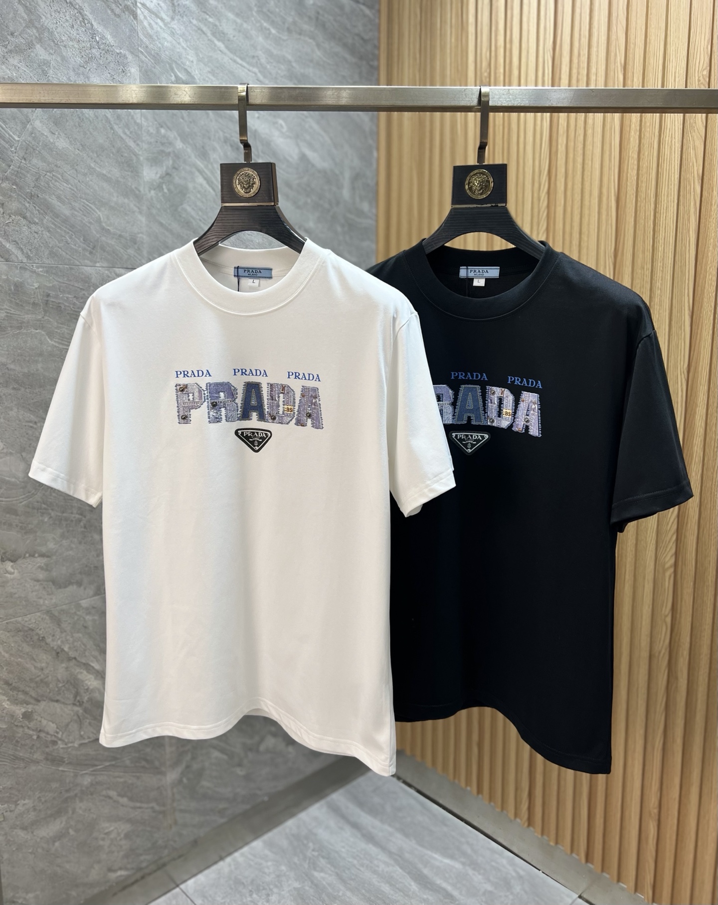 NO:507915,Prada/Prada 2025 spring and summer new product, complete three standards, round neck pure cotton short-sleeved T-shirt. Don’t need to introduce too much good products. Look at the details. Counter code M-XXXXL 175/Suggestions,,prada,prada,T-shirt,tees,t-shirt,alexander wang19860909Prada/普拉达 2025春夏新品 三标齐全 圆领纯棉短袖T恤 好货不用过多介绍 看细节 专柜码数M-XXXXL 175/建议L,,prada,prada,T-shirt,tees，t-shirt,alexander wang,Men's clothing