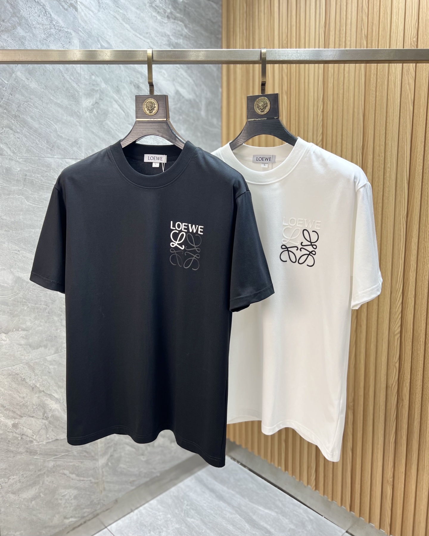 NO:507917,Loewe/Luo Yiwei 2025 spring and summer new product, complete three standards, round neck pure cotton short-sleeved T-shirt, don’t need to introduce too much good products, look at the details, counter code M-XXXXL 175/Suggestions,,loewe,loewe,T-shirt,tees,t-shirt,alexander wang19860909Loewe/罗意威 2025春夏新品 三标齐全 圆领纯棉短袖T恤 好货不用过多介绍 看细节 专柜码数M-XXXXL 175/建议L,,loewe,loewe,T-shirt,tees，t-shirt,alexander wang,Men's clothing