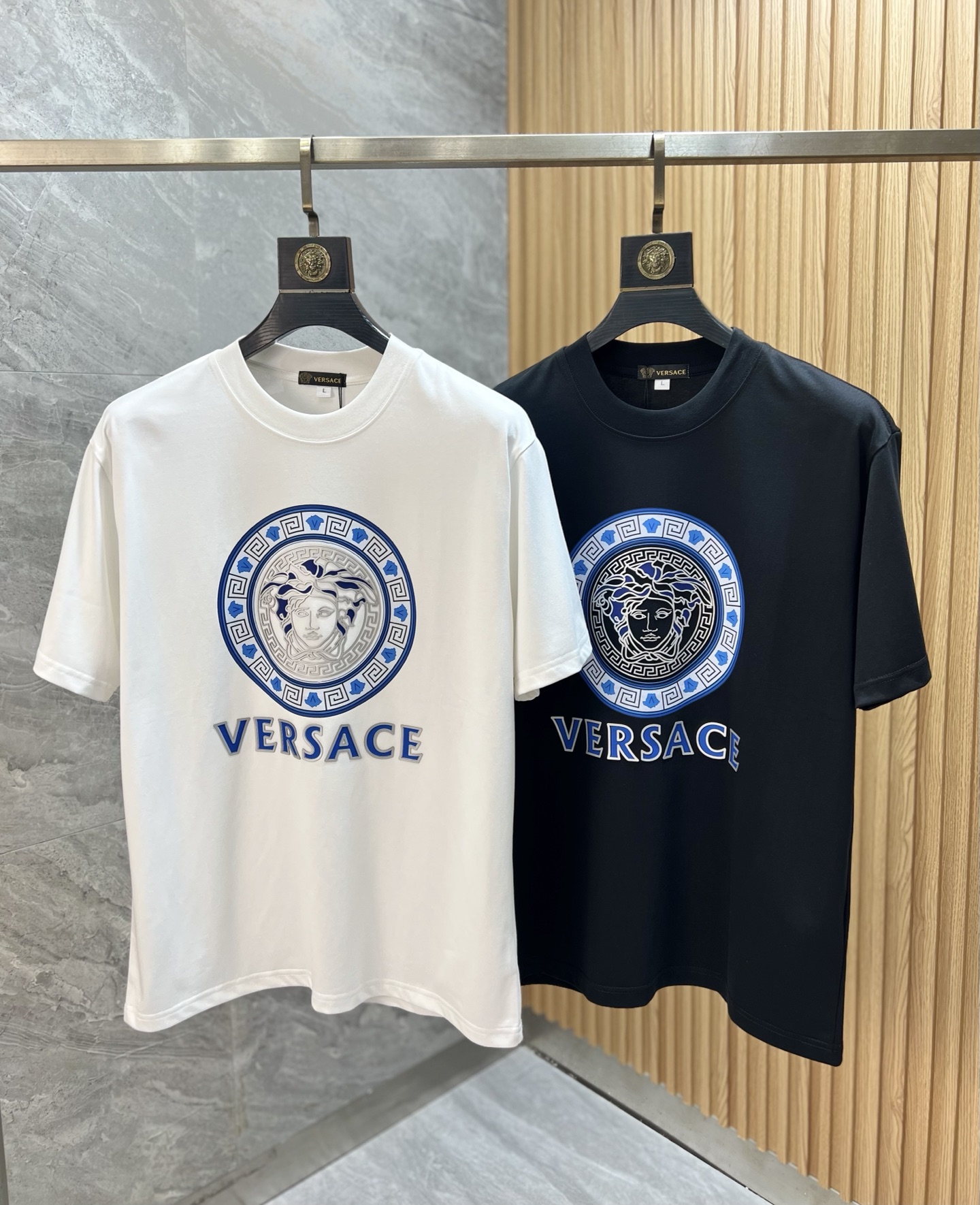 NO:462371,Versace/Versace 2025 spring and summer new product, complete three standards, round neck pure cotton short-sleeved T-shirt, no need to introduce too much good products, look at the details, counter code M-XXXXL / Suggestions, versace, versace, T-shirt, tees, t-shirt, alexander wang19860909Versace/范思哲 2025春夏新品 三标齐全 圆领纯棉短袖T恤 好货不用过多介绍 看细节 专柜码数M-XXXXL /建议L,,versace,versace,T-shirt,tees，t-shirt,alexander wang,Men's clothing