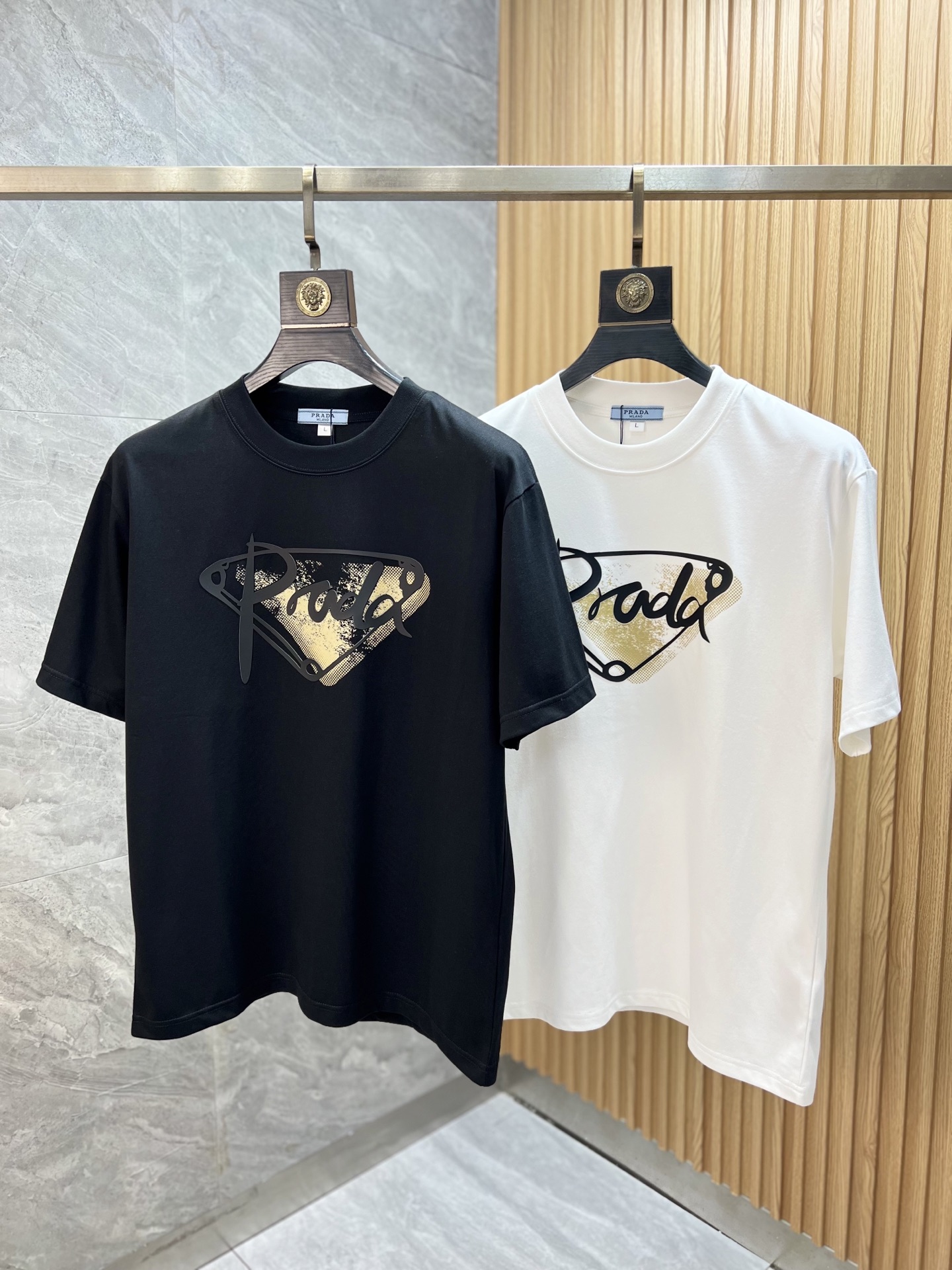 NO:462398,Prada/Prada 2025 spring and summer new product, complete three standards, round neck pure cotton short-sleeved T-shirt. Don’t need to introduce too much good products. Look at the details. Counter code M-XXXXL/Suggestions L,,prada,prada,T-shirt,tees,t-shirt,alexander wang19860909Prada/普拉达 2025春夏新品 三标齐全 圆领纯棉短袖T恤 好货不用过多介绍 看细节 专柜码数M-XXXXL /建议L,,prada,prada,T-shirt,tees，t-shirt,alexander wang,Men's clothing