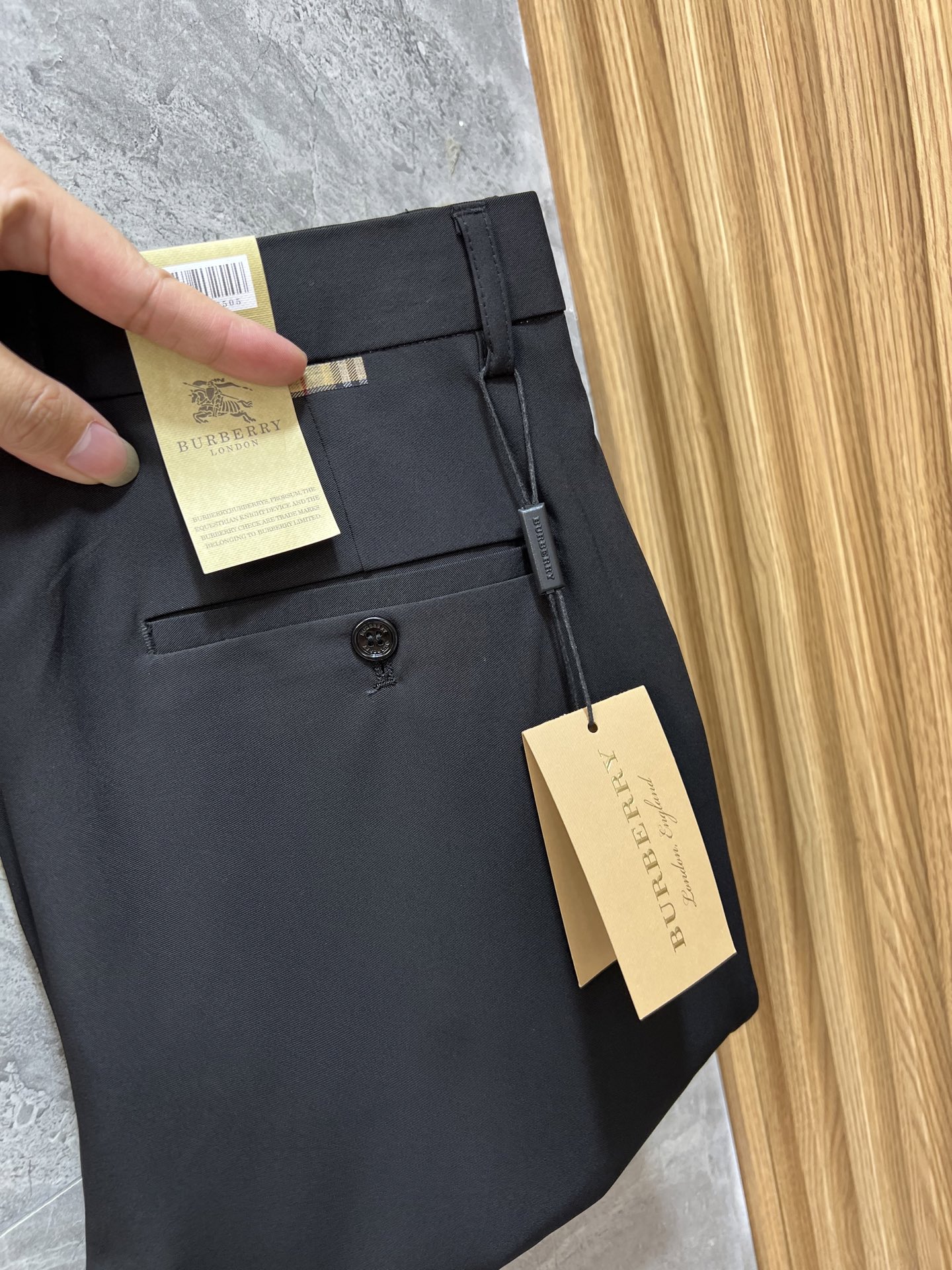 NO:518716,Burberry/Burberry 2025 Spring and Summer New Products, Complete Three Standards, Trousers, Casual Pants, Good Products, Don’t need to introduce too much, look at the details, Counter code 29-38, 175/140, 32 upper body sizes,,burberry,burberry,alexander wang19860909Burberry/巴宝莉 2025春夏新品 三标齐全 西裤 休闲裤 好货不用过多介绍 看细节 专柜码数29-38 175/140上身32码,,burberry,burberry,alexander wang,Men's clothing