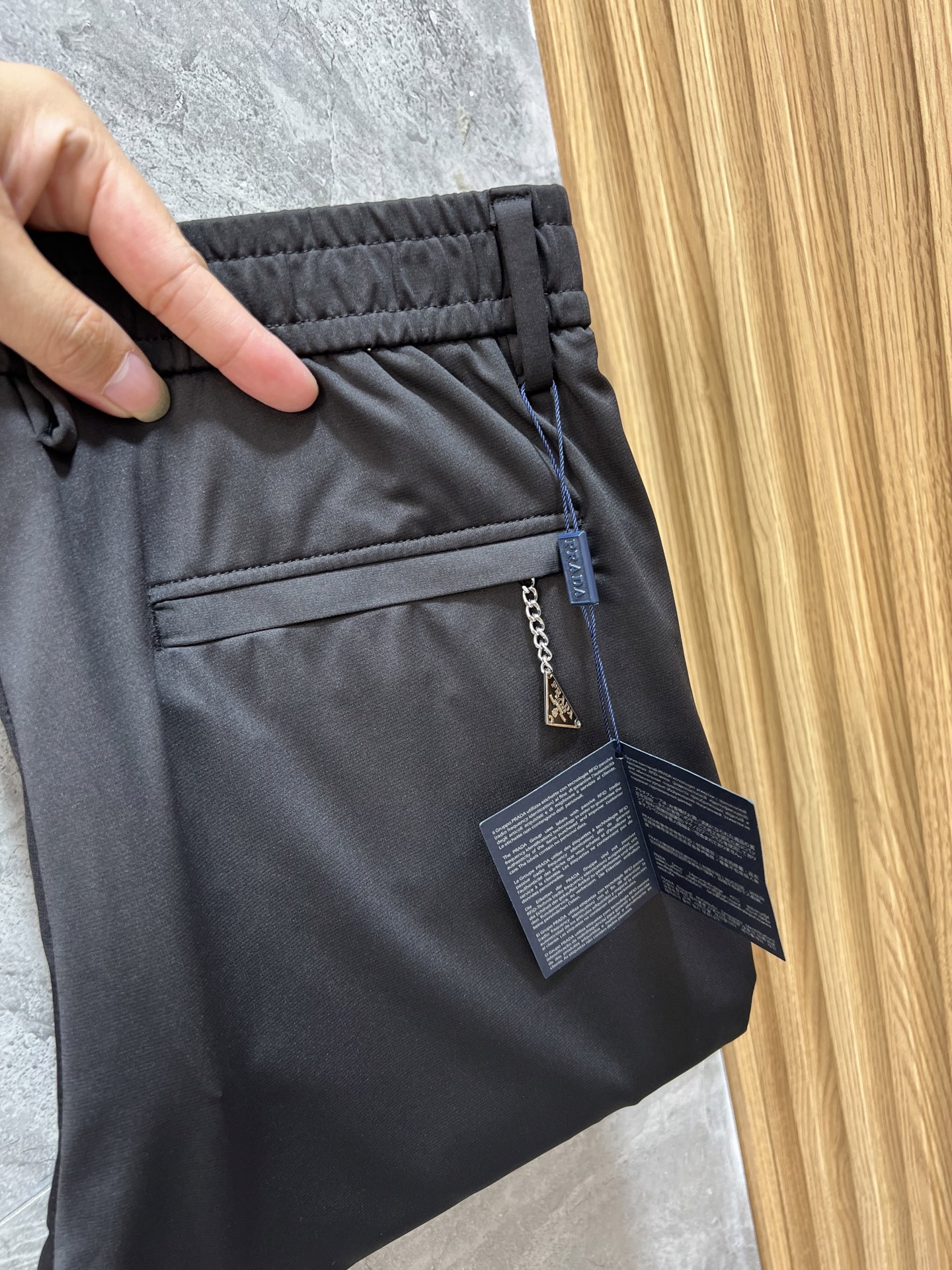 NO:514658,Prada/Prada 2025 spring and summer new product, complete three-standard trousers, casual pants, good products, don't need to introduce too much, look at the details, counter number 29-38 / 140 upper body 32 sizes,,prada,prada,alexander wang19860909Prada/普拉达 2025春夏新品 三标齐全 西裤 休闲裤 好货不用过多介绍 看细节 专柜码数29-38 /140上身32码,,prada,prada,alexander wang,Men's clothing
