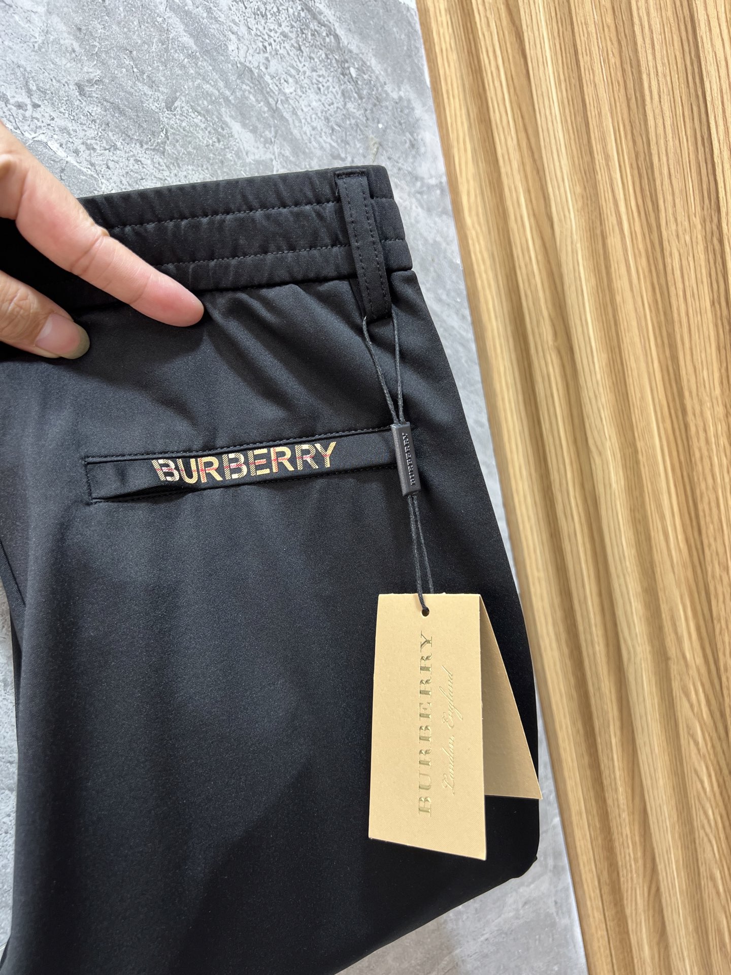 NO:514660,Burberry/Burberry 2025 Spring and Summer New Products, Complete Three Standards, Trousers, Casual Pants, Good Products, Don’t need to introduce too much, look at the details, Counter code 29-38 / 140 upper body 32 sizes,,burberry,burberry,alexander wang19860909Burberry/巴宝莉 2025春夏新品 三标齐全 西裤 休闲裤 好货不用过多介绍 看细节 专柜码数29-38 /140上身32码,,burberry,burberry,alexander wang,Men's clothing