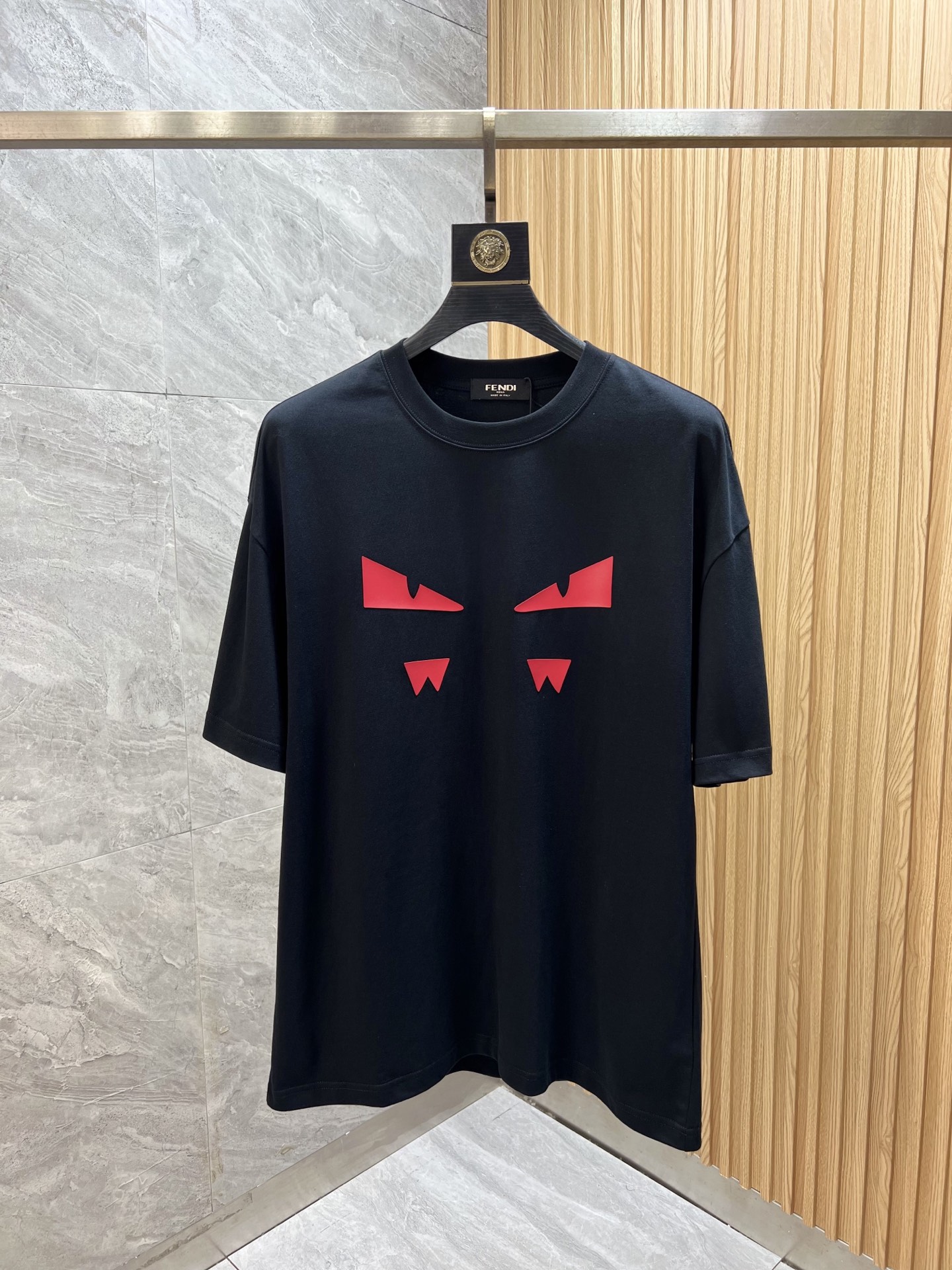 NO:507908,Fendi/Fendi 2025 new spring and summer products are available, complete three standards, round neck short-sleeved T-shirt, no need to introduce too much good products, look at the details, counter number M-XXL 175/suggestions M,,fendi,fendi,T-shirt,tees,t-shirt,alexander wang19860909Fendi/芬迪 2025年春夏新品上新 三标齐全 圆领短袖T恤 好货不用过多介绍 看细节 专柜码数M-XXL 175/建议M,,fendi,fendi,T-shirt,tees，t-shirt,alexander wang,Men's clothing