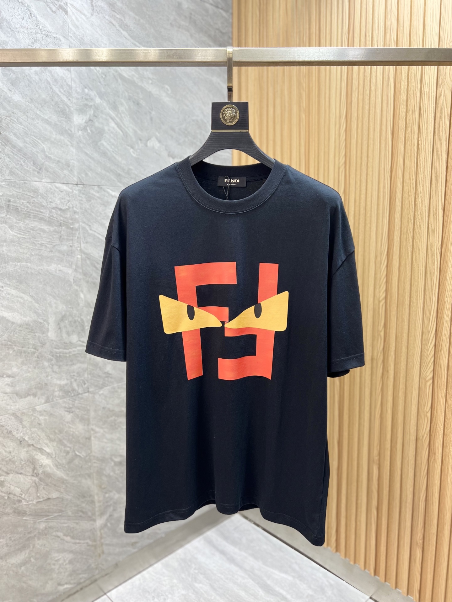 NO:457801,Fendi/Fendi 2025 new spring and summer products are available, complete three standards, round neck short-sleeved T-shirt, no need to introduce too much good products, look at the details, counter number M-XXL 175/suggestions M,,fendi,fendi,T-shirt,tees,t-shirt,alexander wang19860909Fendi/芬迪 2025年春夏新品上新 三标齐全 圆领短袖T恤 好货不用过多介绍 看细节 专柜码数M-XXL 175/建议M,,fendi,fendi,T-shirt,tees，t-shirt,alexander wang,Men's clothing
