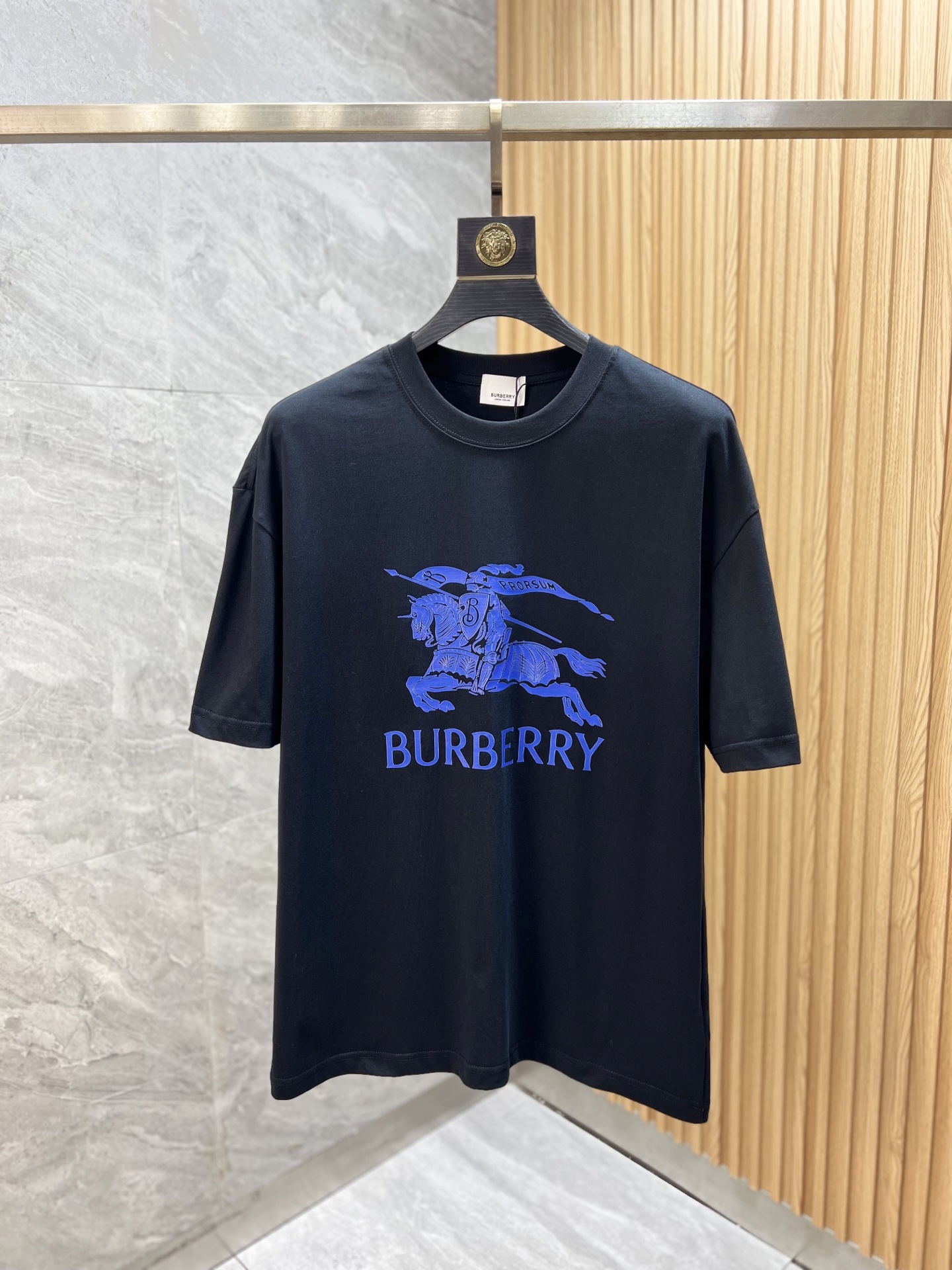 NO:457806,Burberry/Burberry New products for spring and summer 2025 are available in new products, complete three standards, round neck short-sleeved T-shirts, no need to introduce too much good products, look at the details, counter number M-XXL 175/suggestions M,,burberry,burberry,T-shirt,tees,t-shirt,alexander wang19860909Burberry/巴宝莉 2025年春夏新品上新 三标齐全 圆领短袖T恤 好货不用过多介绍 看细节 专柜码数M-XXL 175/建议M,,burberry,burberry,T-shirt,tees，t-shirt,alexander wang,Men's clothing