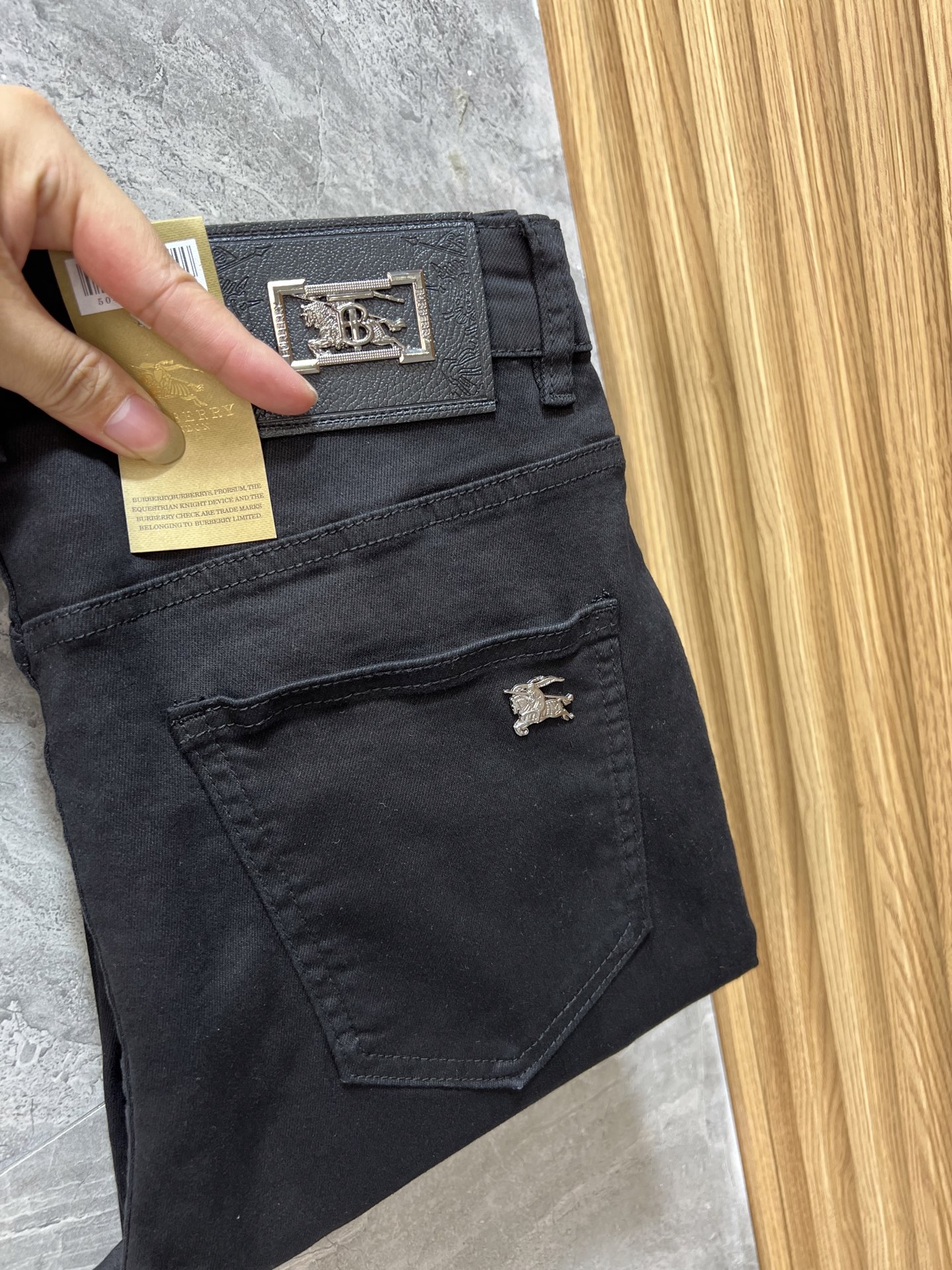 NO:507904,Burberry/Burberry 2025 Spring and Summer New Products, Complete Three Standards, Jeans, Good Products, Don’t need to introduce too much, look at the details, Counter codes 29-38, 175/140, 32 upper body sizes,,burberry,burberry,jeans,alexander wang19860909Burberry/巴宝莉 2025春夏新品 三标齐全 牛仔裤 好货不用过多介绍 看细节 专柜码数29-38 175/140上身32码,,burberry,burberry,jeans,alexander wang,Men's clothing