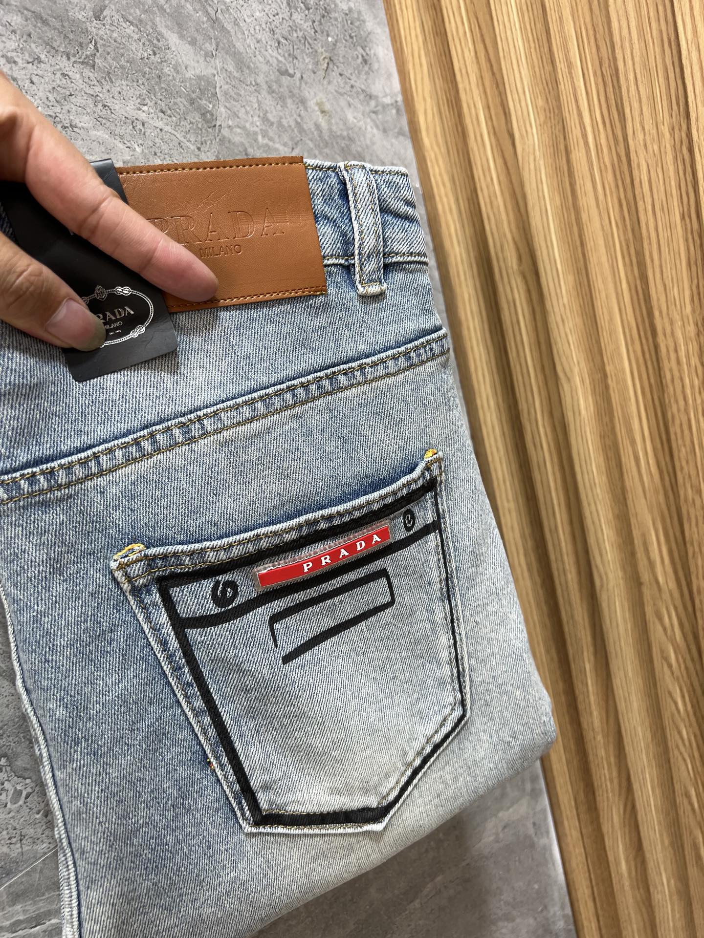 NO:507913,Prada/Prada 2025 Spring and Summer New Products, Complete Three Standards, Jeans, Don’t need to introduce too much good products, look at the details, Counter code number 29-38 175/140 upper body 32 sizes,,prada,prada,jeans,alexander wang19860909Prada/普拉达 2025春夏新品 三标齐全 牛仔裤 好货不用过多介绍 看细节 专柜码数29-38 175/140上身32码,,prada,prada,jeans,alexander wang,Men's clothing