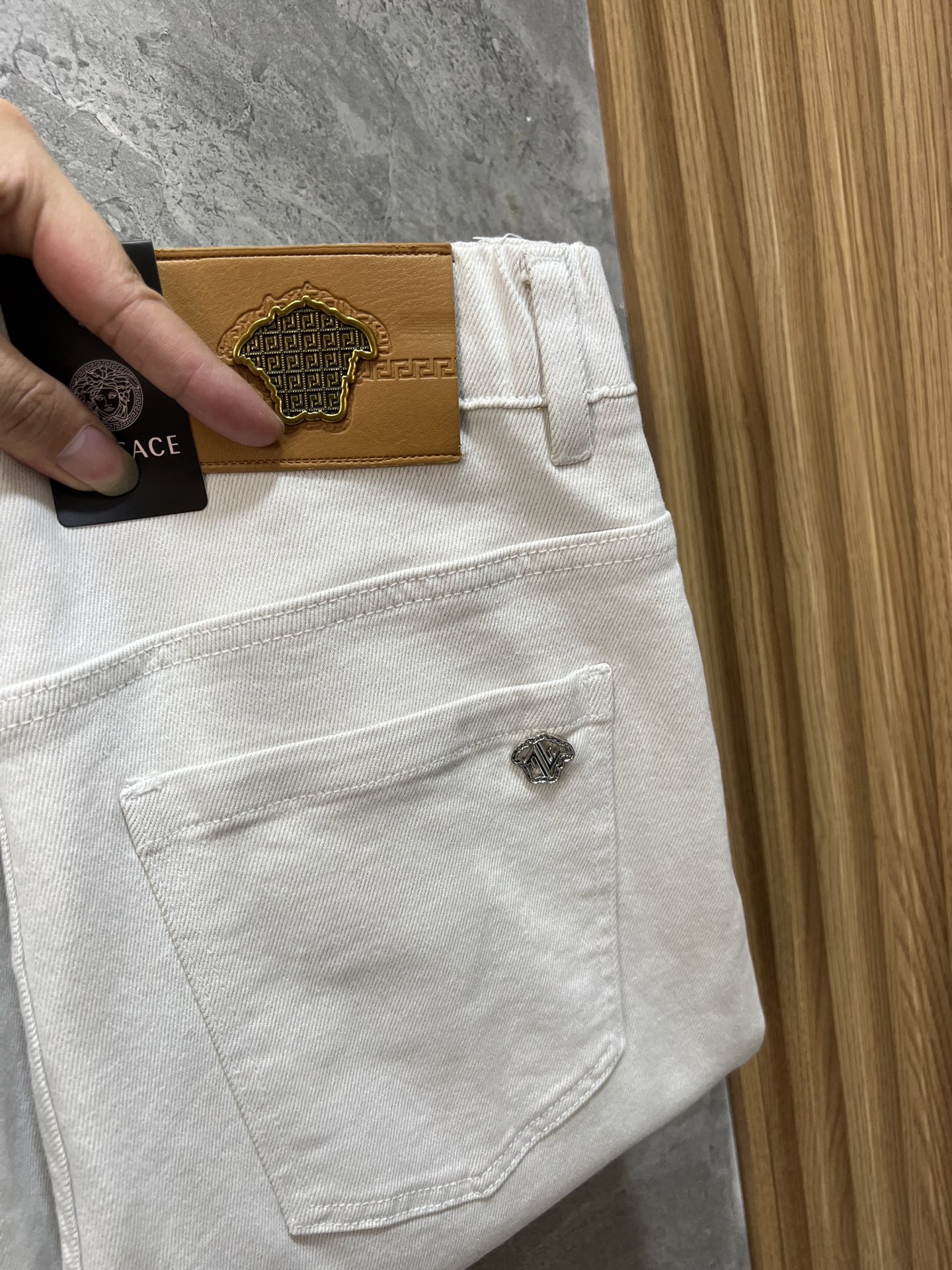 NO:507892,Versace/Versace 2025 spring and summer new product, complete three standards, jeans, good products, don't need to be introduced too much, look at the details, counter number 29-38, 175/140 upper body 32, versace, versace, jeans, alexander wang19860909Versace/范思哲 2025春夏新品 三标齐全 牛仔裤 好货不用过多介绍 看细节 专柜码数29-38 175/140上身32码,,versace,versace,jeans,alexander wang,Men's clothing