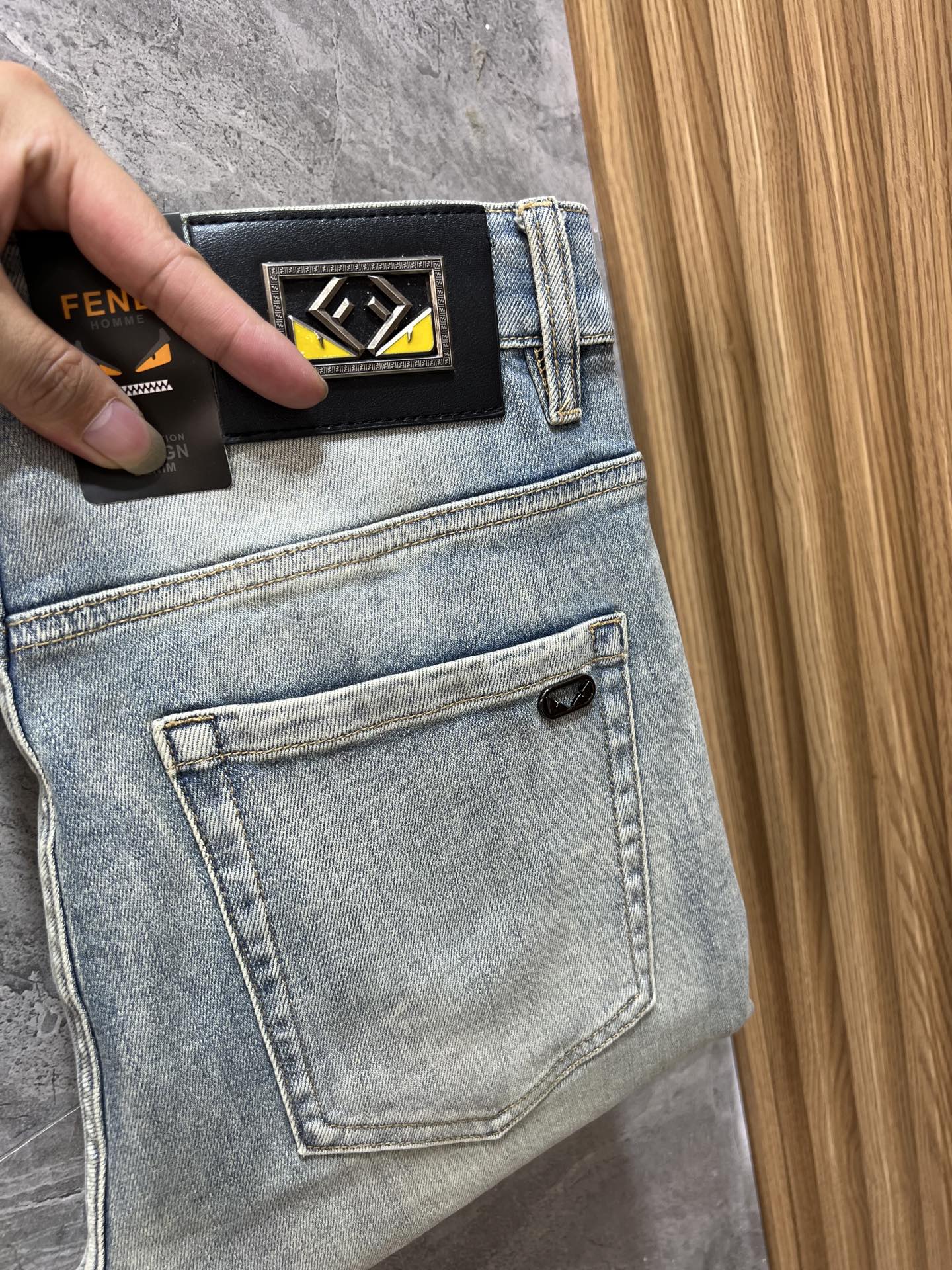 NO:507895,Fendi/Fendi 2025 Spring and Summer New Products, Complete Three Standards, Jeans, Don’t need to introduce too much good products, look at the details, Counter code number 29-38 175/140 upper body 32 sizes,,fendi,fendi,jeans,alexander wang19860909Fendi/芬迪 2025春夏新品 三标齐全 牛仔裤 好货不用过多介绍 看细节 专柜码数29-38 175/140上身32码,,fendi,fendi,jeans,alexander wang,Men's clothing