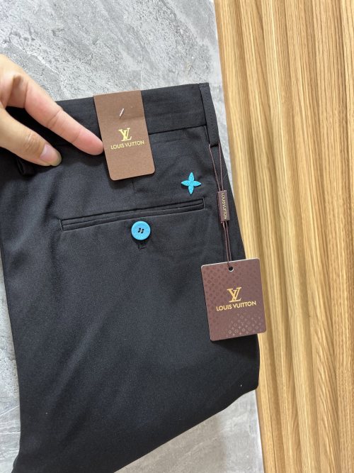 Louis Vuitton 2025 Spring/Summer Men's Casual Pants - Sophisticated Style 1 Louis Vuitton 2025 Spring/Summer Men's Casual Pants - Sophisticated Style