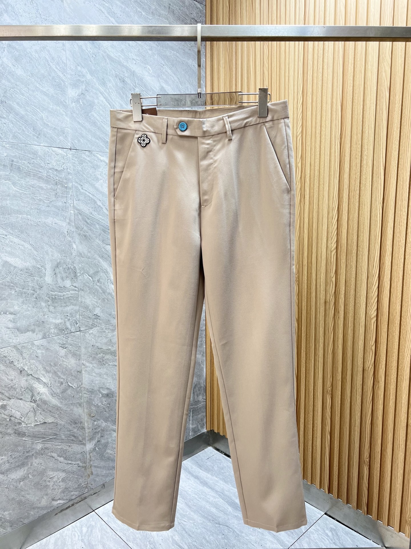 מכנסיים נינוחים של Louis Vuitton - קולקציית אביב/קיץ 2025 4 i1749986150406 8830 0 7