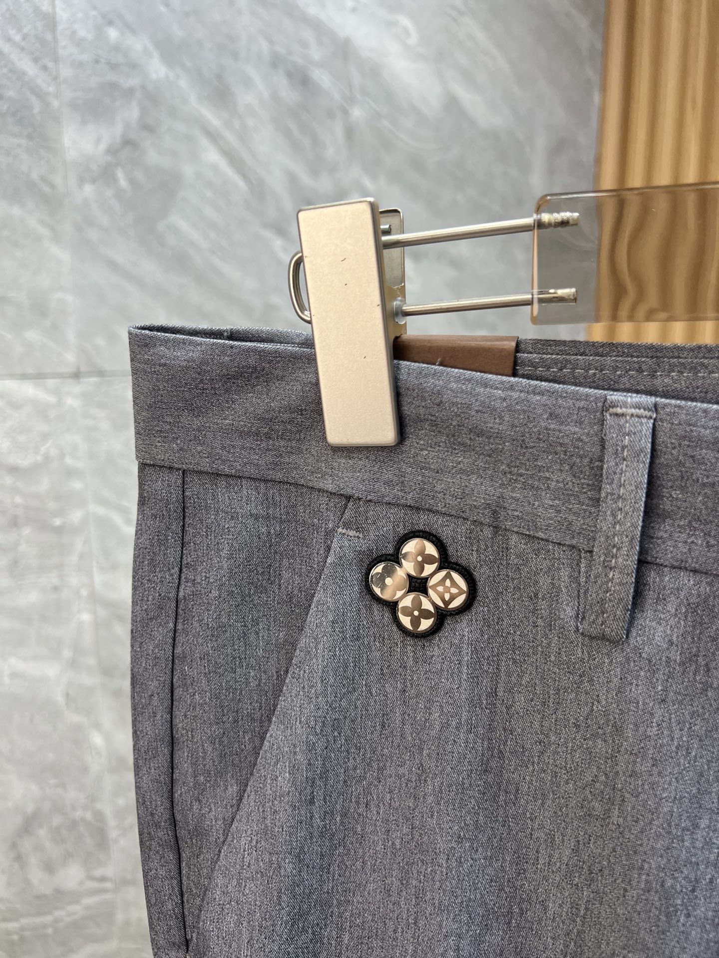 מכנסיים נינוחים של Louis Vuitton - קולקציית אביב/קיץ 2025 7 i1749986150617 720 0 2