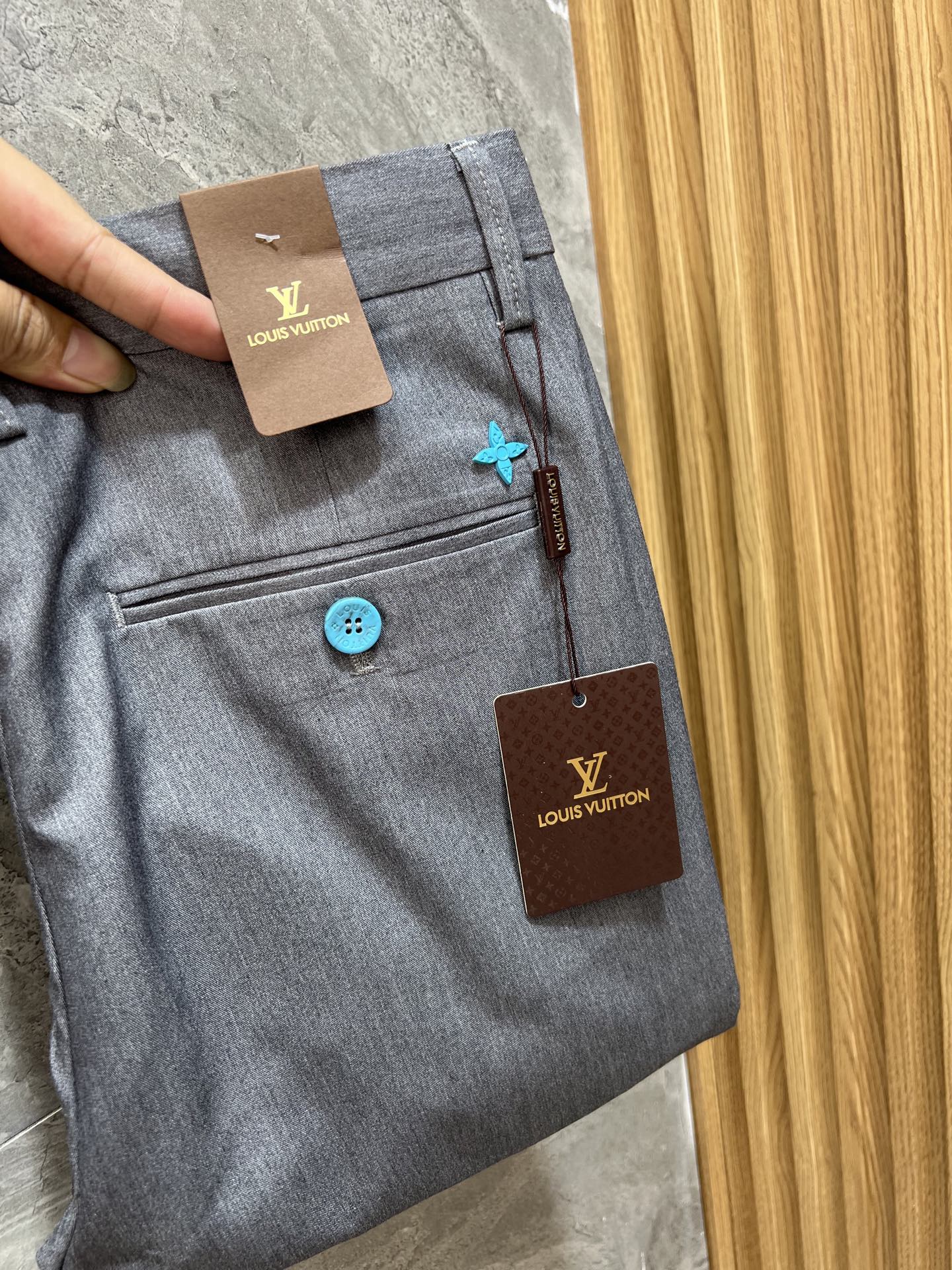 מכנסיים נינוחים של Louis Vuitton - קולקציית אביב/קיץ 2025 3 i1749986150640 1533 0 6